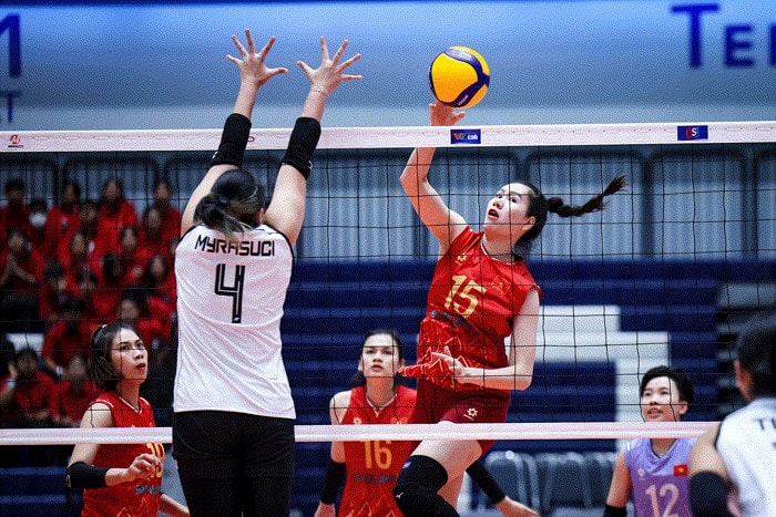 uyển Việt Nam (bên kia lưới) khuất phục Indonesia ở trận mở màn SEA V.League 2025.