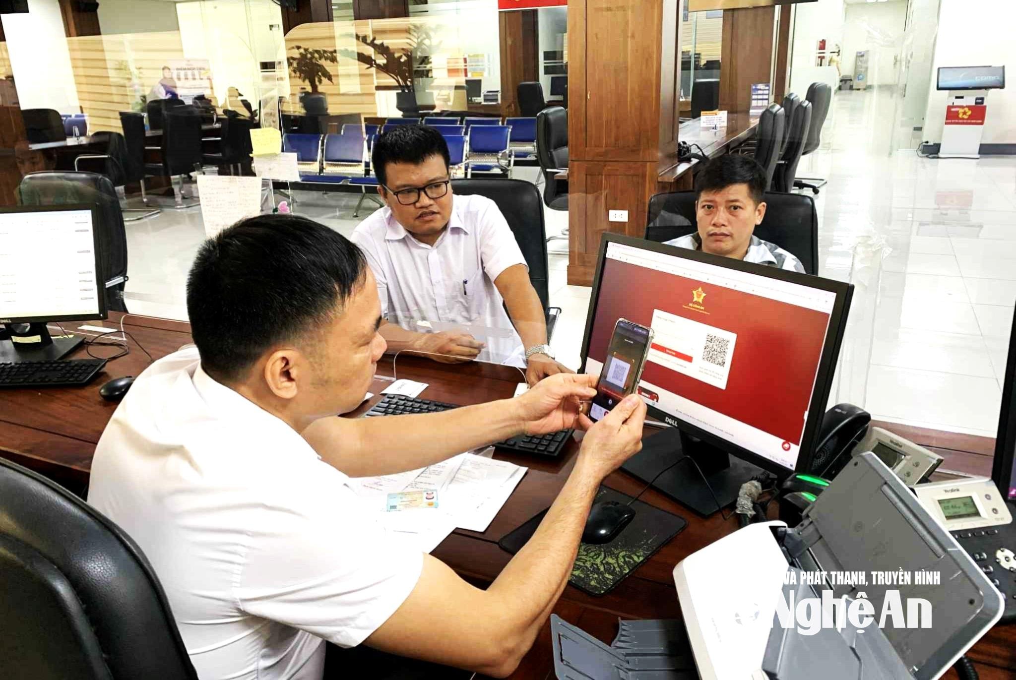 1-cong-chuc-nganh-nong-nghiep-va-moi-truong-nghe-an-tiep-nhan-ho-so-va-huong-dan-nguoi-dan-anh-hoang-vinh.jpg