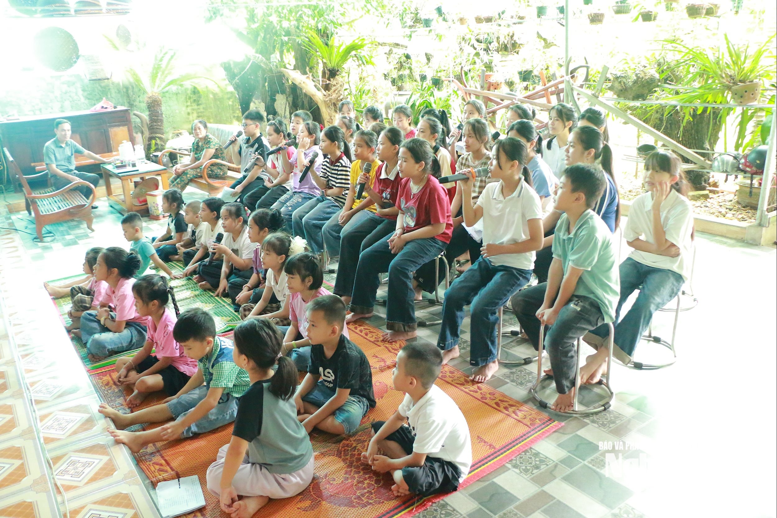Các em đến với lớp học bằng tình yêu và niềm đam mê với di sản văn hoá phi vật thể của dân tộc. Ảnh Khánh Ly