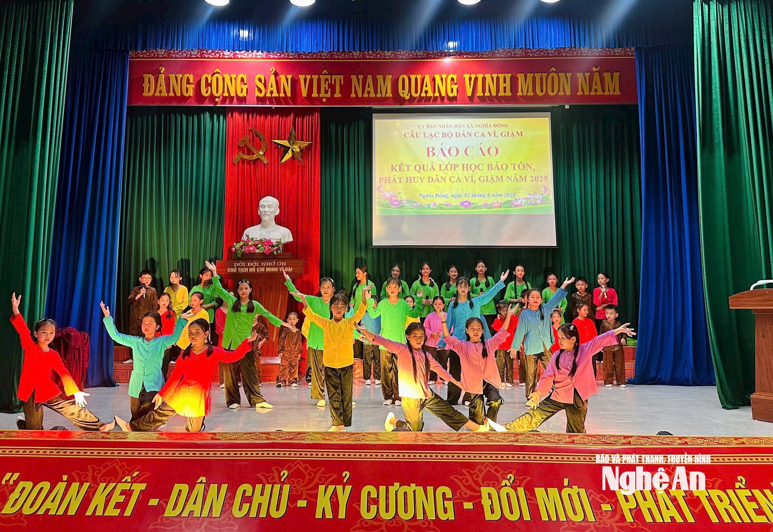 Học sinh lớp dân ca của Nghệ nhân ưu tú Ngô Trí Minh trình diễn báo cáo kết quả với UBND xã Nghĩa Đồng. Ảnh CSCC