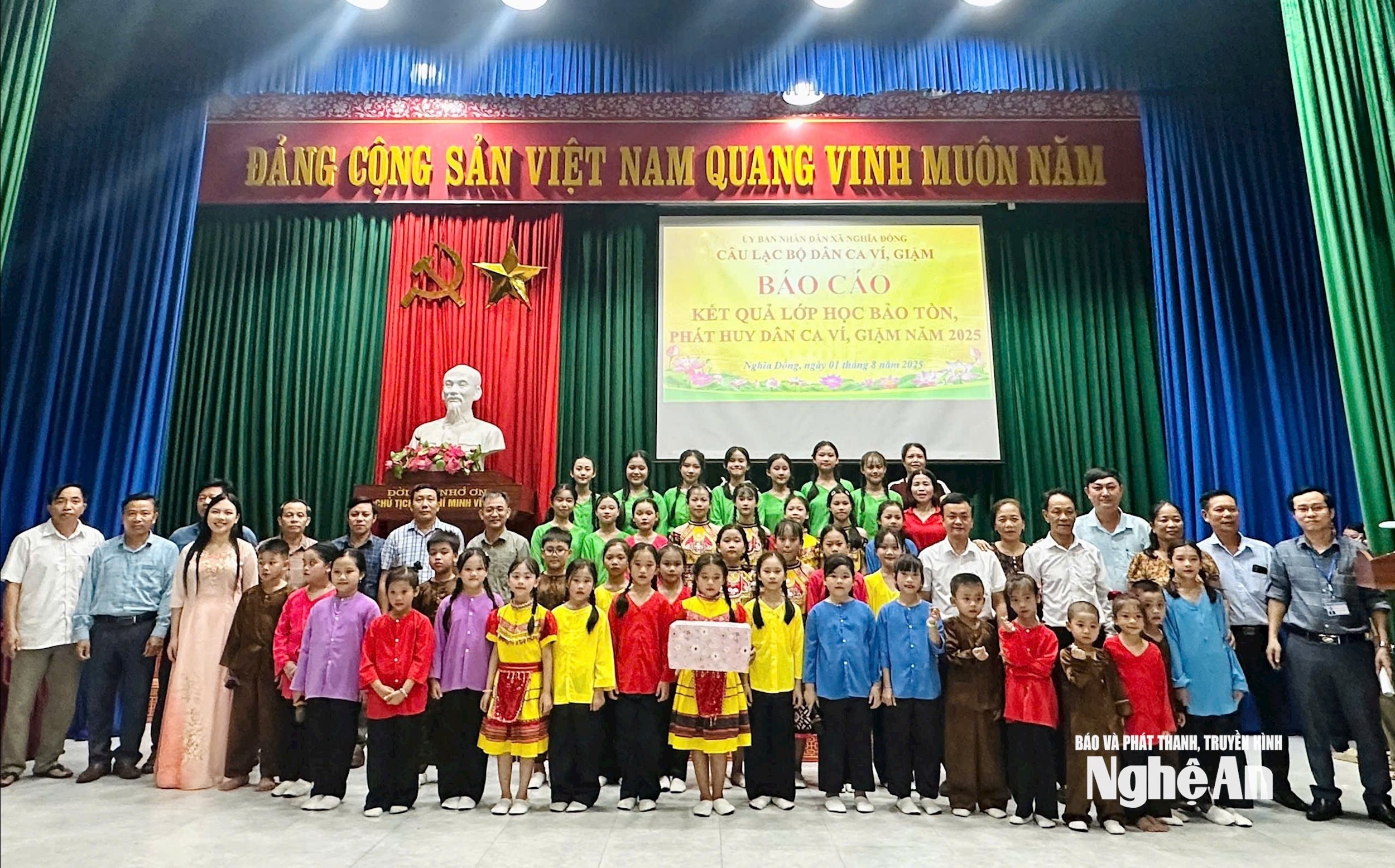 Lãnh đạo xã Nghĩa Đồng chụp ảnh với thầy, trò lớp bảo tồn, phát huy dân ca của Nghệ nhân ưu tú Ngô Trí Minh.
