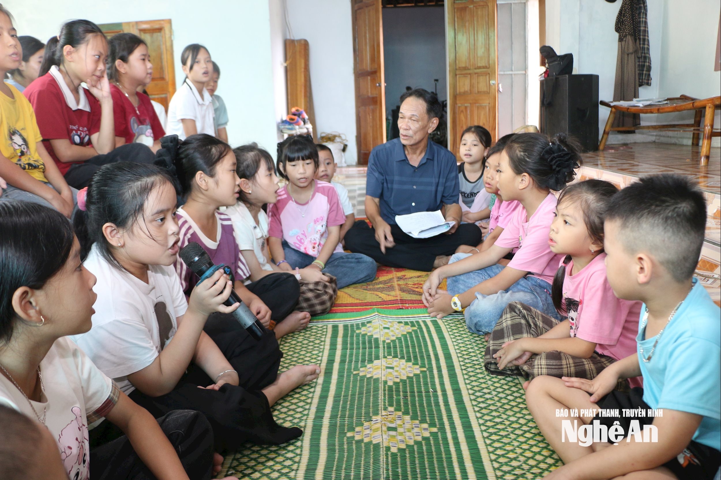 Nghệ nhân ưu tú Ngô Trí Minh bên các học trò nhỏ. Ảnh Khánh Ly