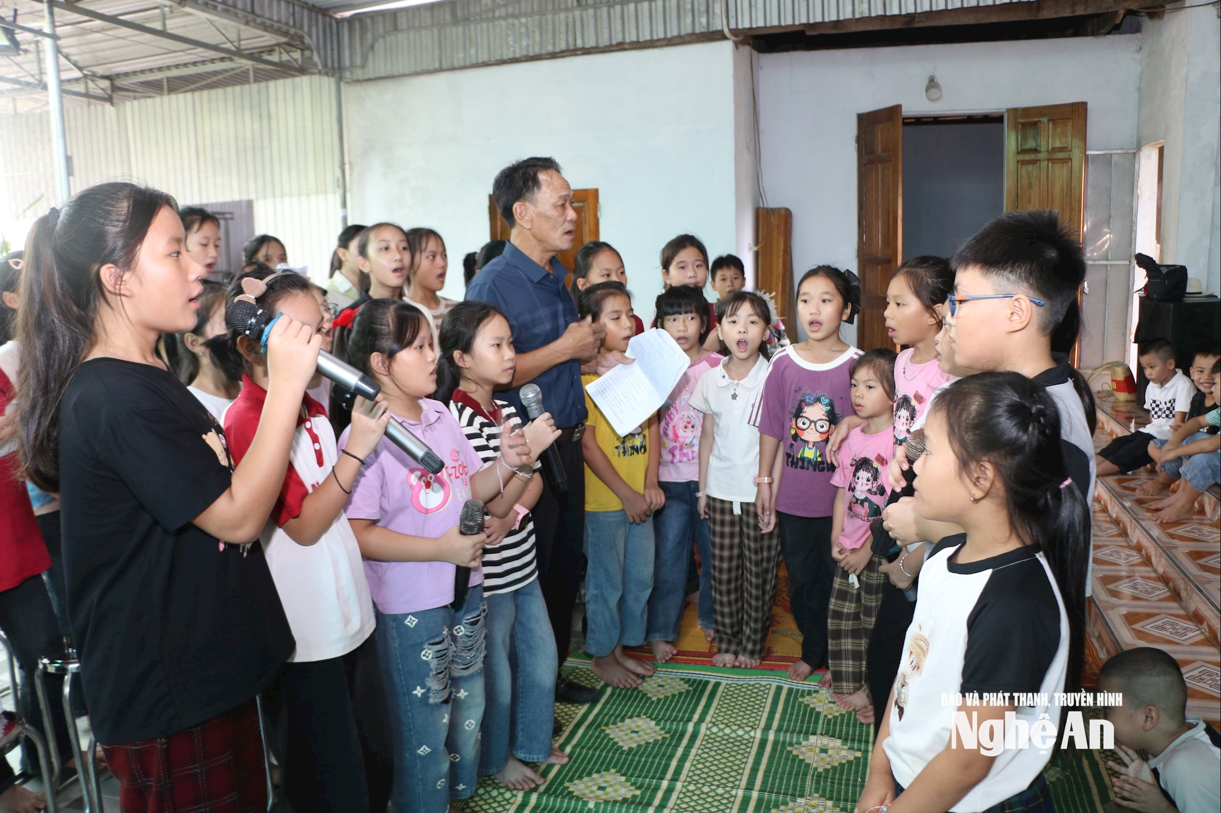 Nghệ nhân ưu tú Ngô Trí Minh đưa phong trào hát dân ca lan toả sâu rộng khắp trong cộng đồng dân cư. Ảnh Khánh Ly