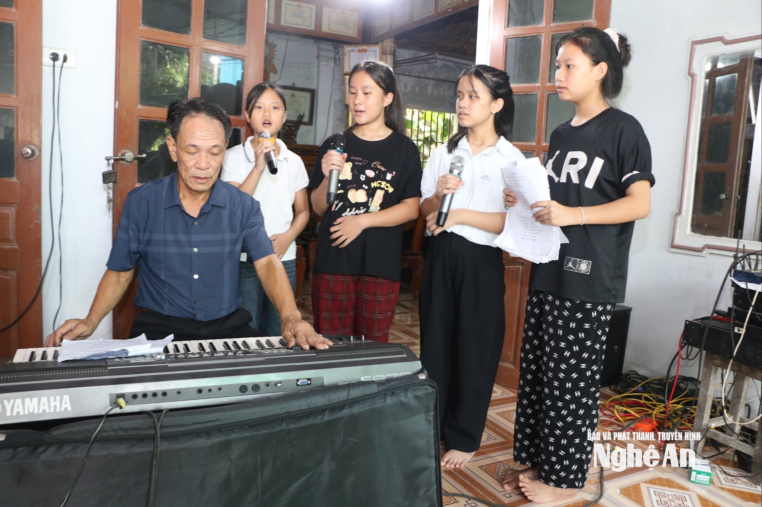 Nghệ nhân ưu tú Ngô Trí Minh hết mình truyền dạy dân ca cho thế hệ trẻ. Ảnh Thanh Nga