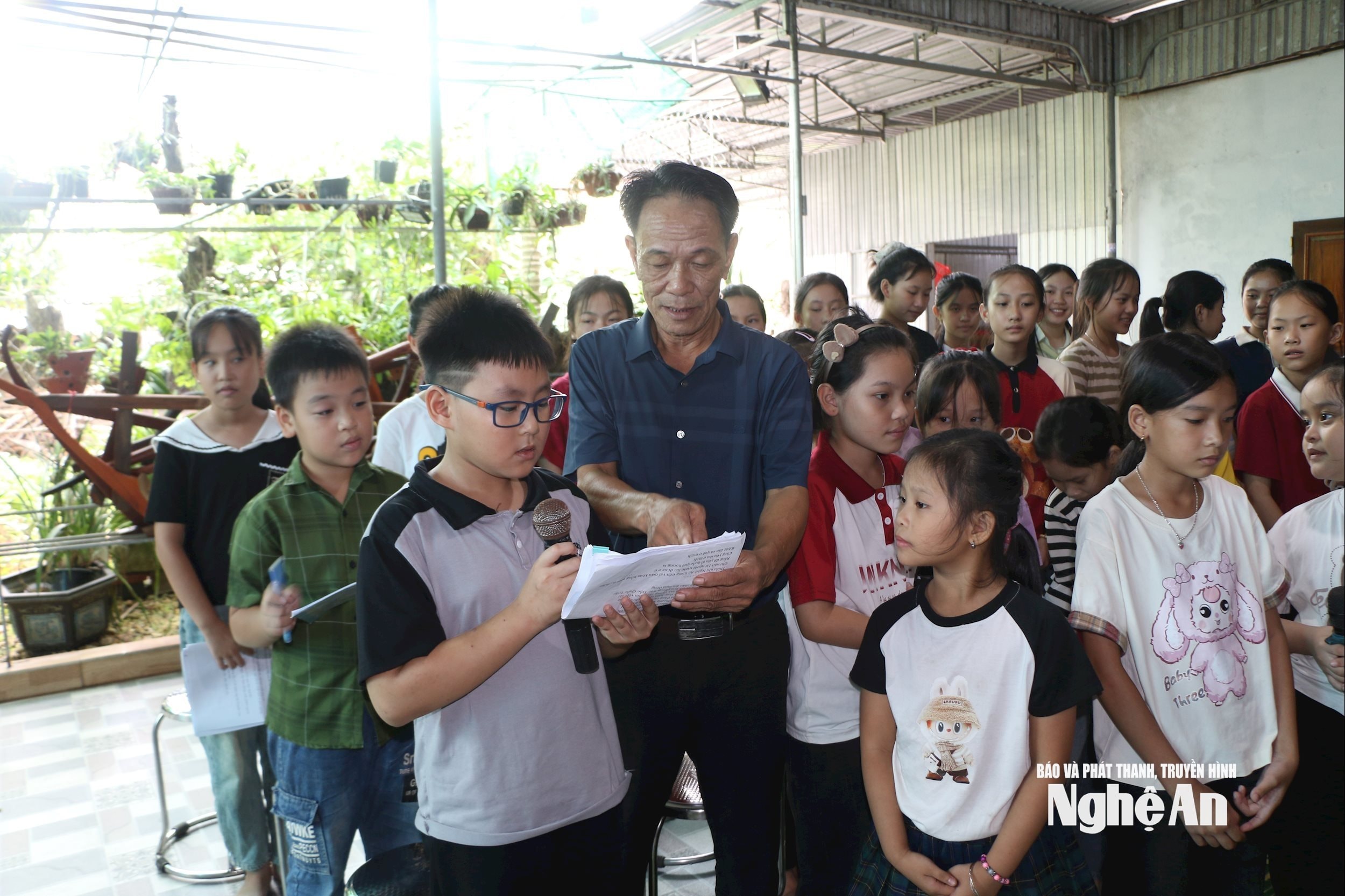 Niềm vui của Nghệ nhân ưu tú Ngô Trí Minh là trao truyền tình yêu dân ca cho thế hệ trẻ. Ảnh Khánh Ly