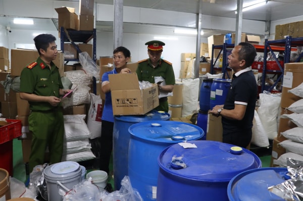 Khởi tố đường dây sản xuất thực phẩm chức năng giả quy mô lớn, bắt hai giám đốc -0