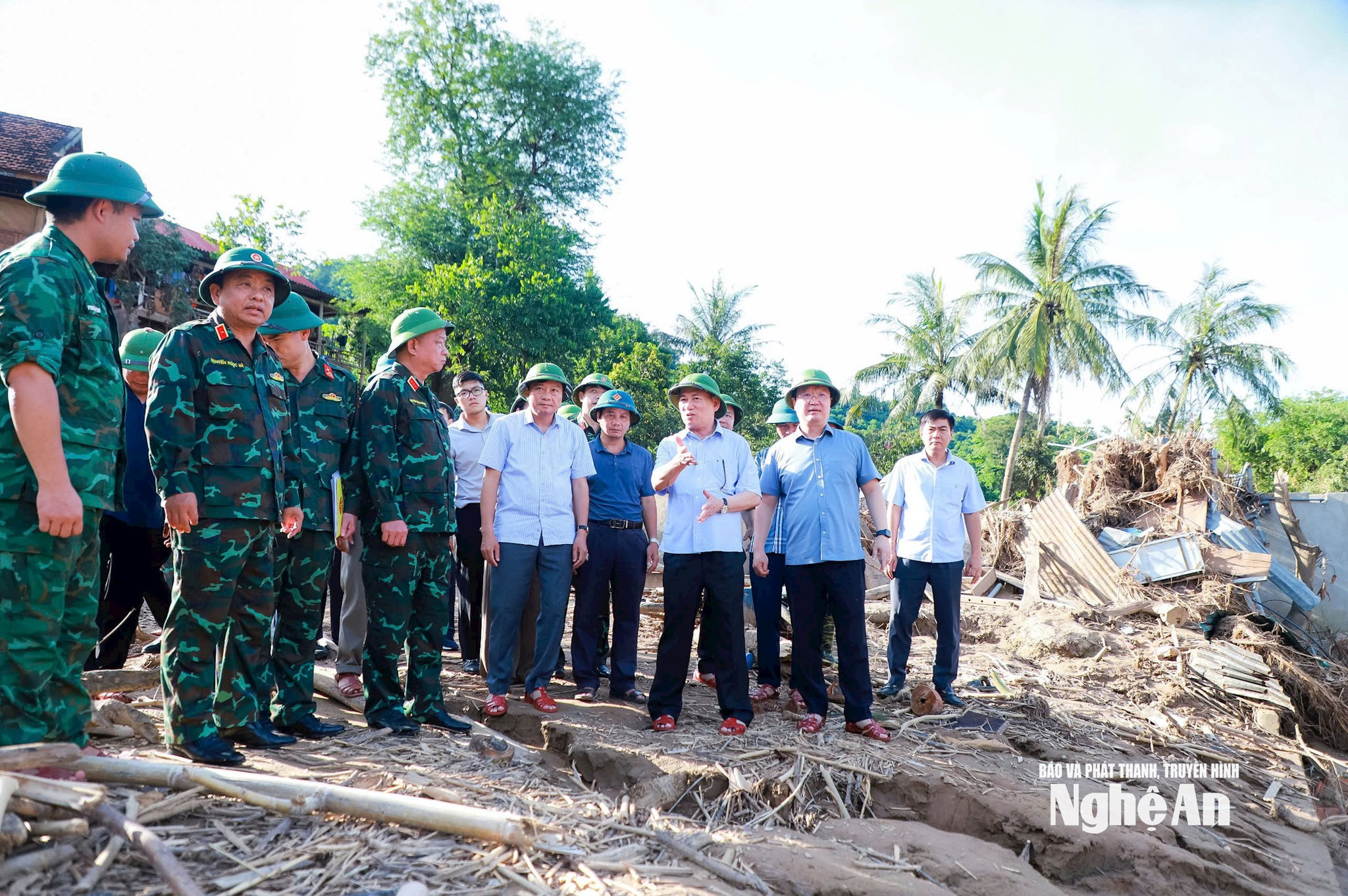 Phó Thủ tướng Chính phủ Hồ Đức Phớc thăm hỏi, động viên, kiểm tra, đôn đốc công tác khắc phục hậu quả bão số 3 tại xã biên giới Mỹ Lý (Nghệ An)