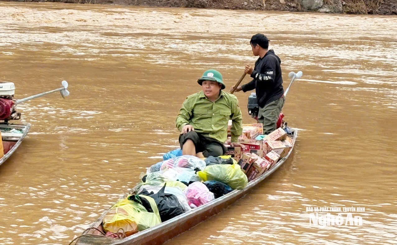 thuyền quà. Ảnh- Phú Hương