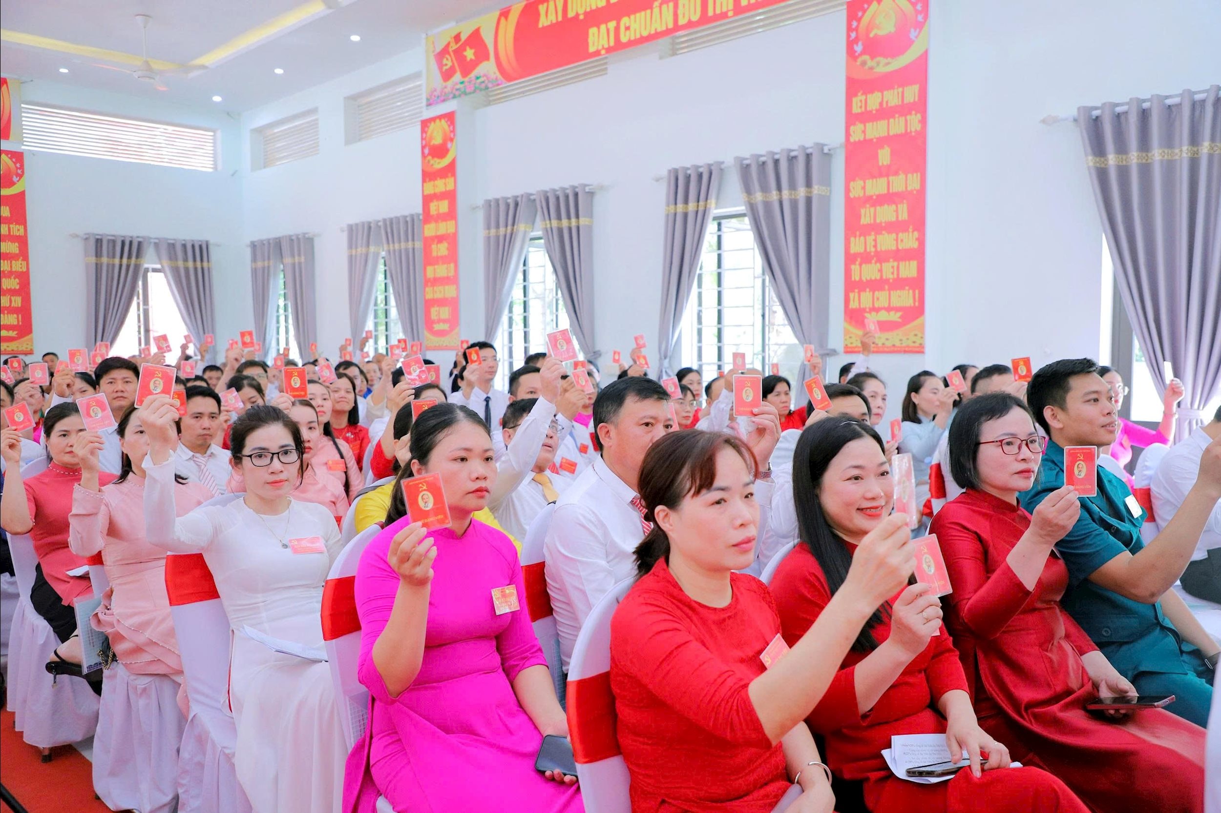 Các đại biểu dự đại hội biểu quyết thông qua các nội dung tại Đại hội. Ảnh: Hoàng Long