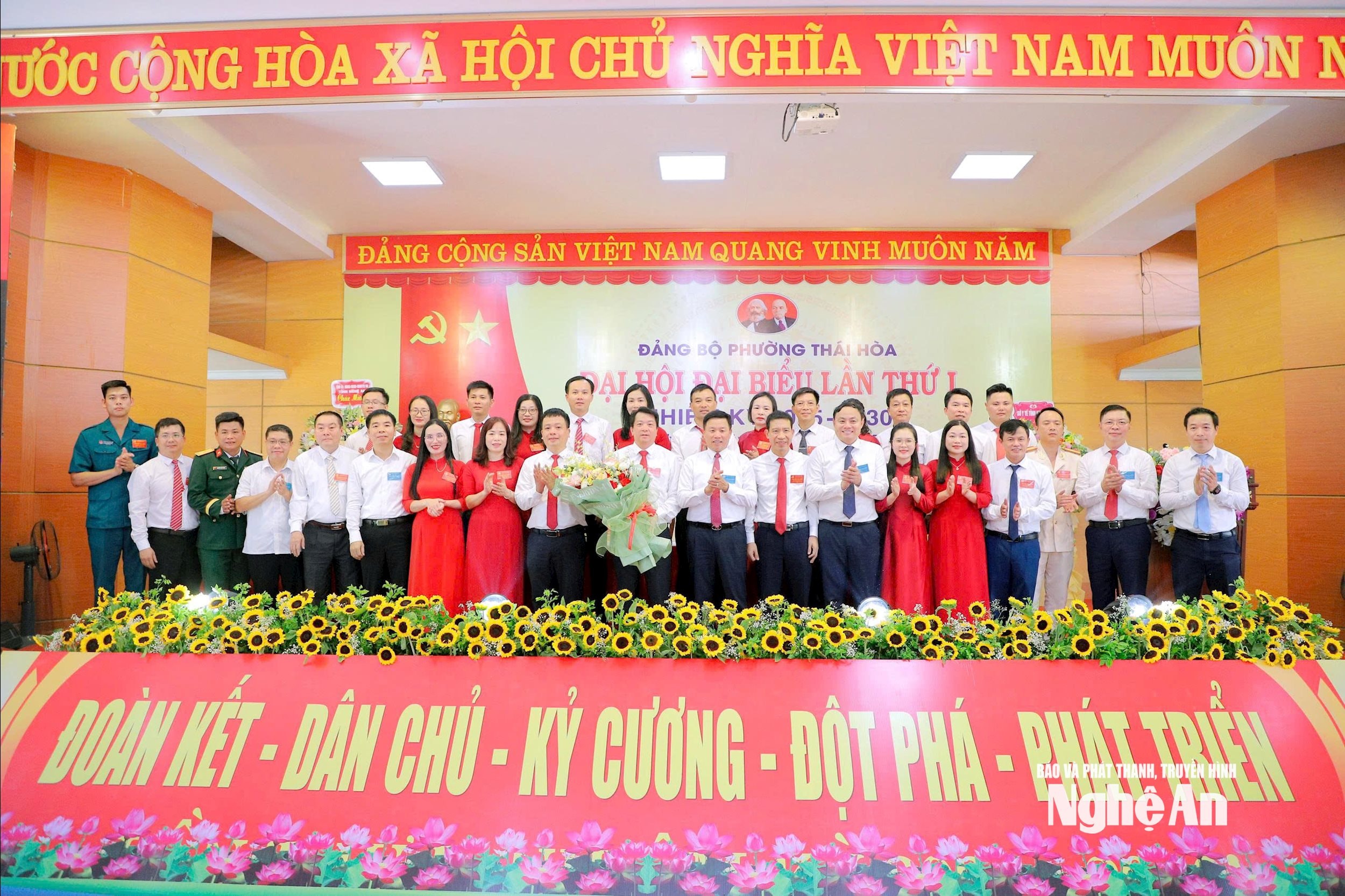 25 đồng chí được chỉ định tham gia Ban Chấp hành Đảng bộ phường Thái Hòa, khóa I, nhiệm kỳ 2025 -2030 ra mắt, nhận nhiệm vụ tại Đại hội. Ảnh: Hoàng Long