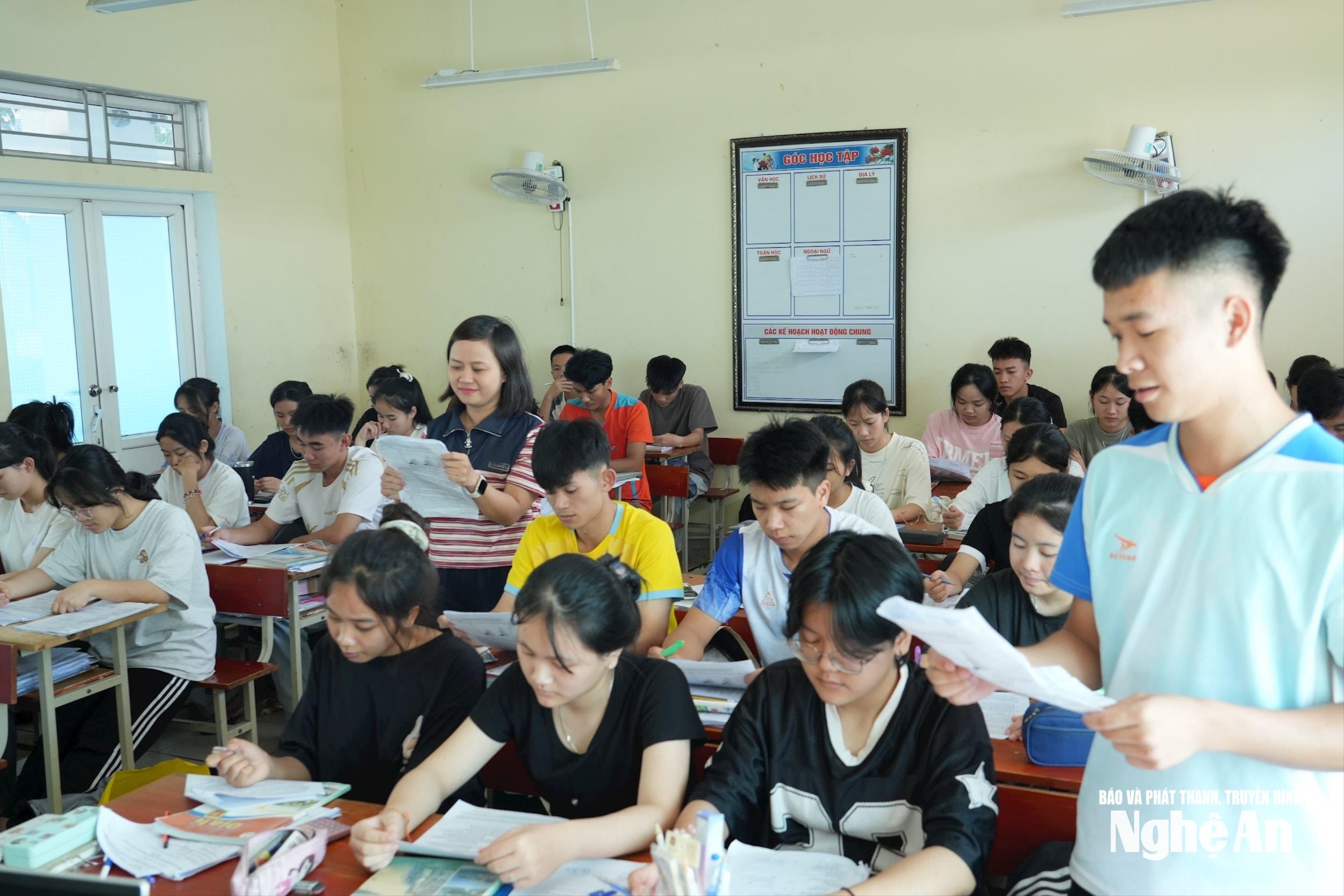 bna_chinh-sach-mien-giam-hoc-phi-se-trao-co-hoi-den-truong-cho-tat-ca-hoc-sinh.-trong-anh-gio-hoc-cua-hoc-sinh-truong-pt-dtnt-thpt-so-2.-anh-my-ha-fe29690b15dfd42791d863bdb958ea71.jpg