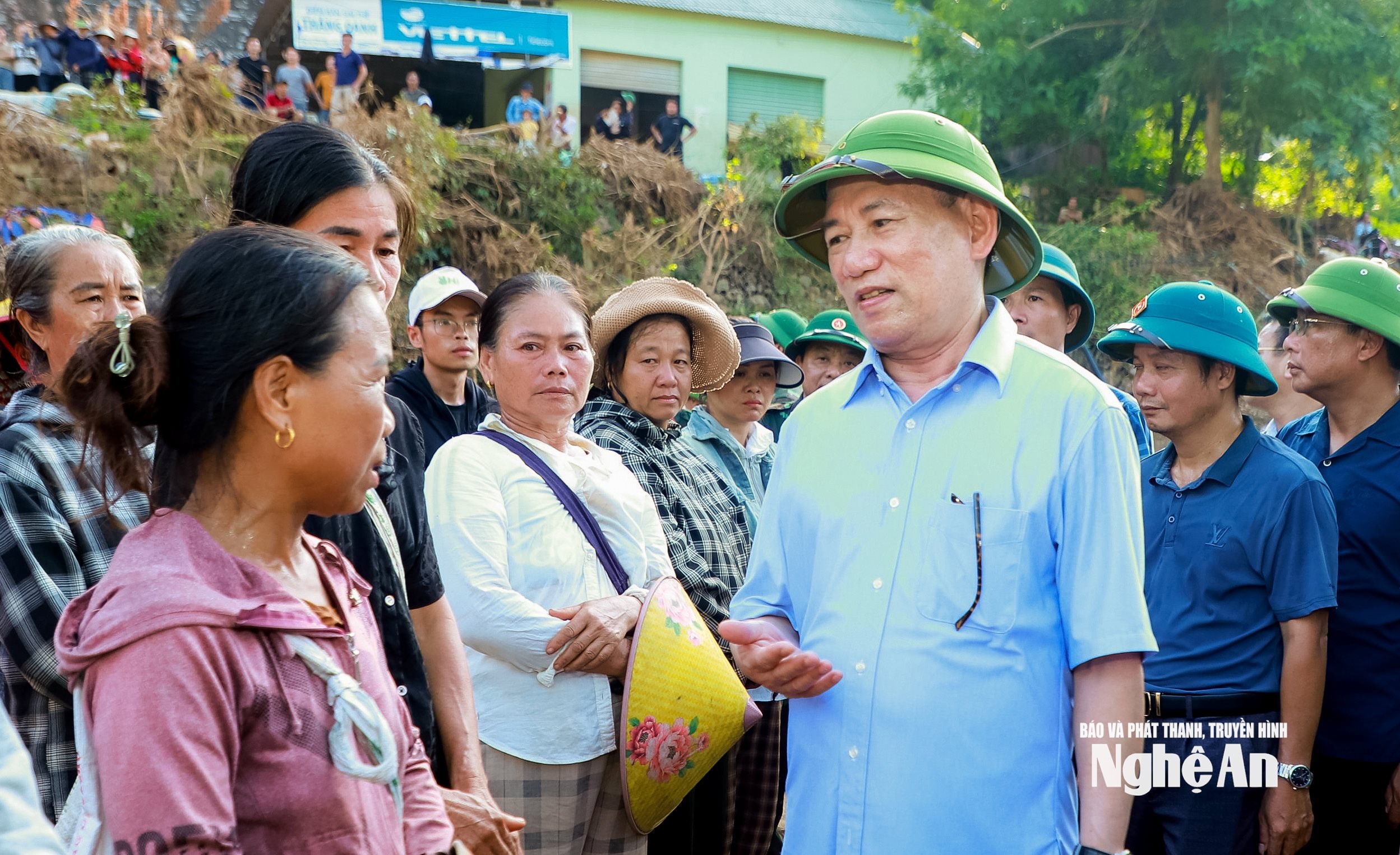Phó Thủ tướng Chính phủ Hồ Đức Phớc thăm hỏi, động viên nhân dân bản Xiềng Tắm, xã Mỹ Lý, Nghệ An. Ảnh: Thành Duy
