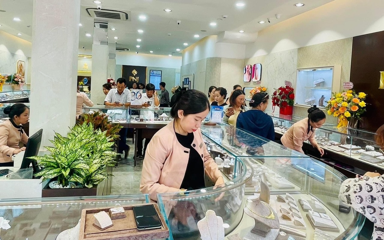 Giá vàng hôm nay 5/8/2025: Giá vàng trong nước cao hơn thế giới trên 12 triệu đồng