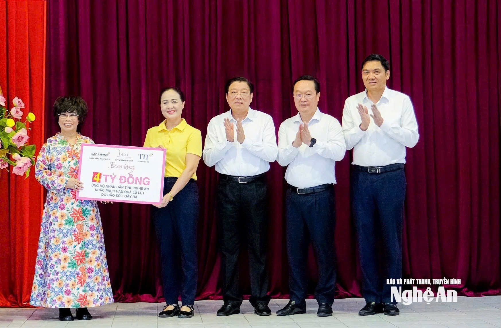 Tập đoàn TH, BAC A BANK và Quỹ Vì tầm vóc Việt trao tặng tỉnh Nghệ An 4 tỷ đồng giúp tỉnh khắc phục hậu quả thiên tai. Ảnh: Phạm Bằng