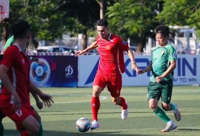 Quả bóng vàng Việt Nam Nguyễn Tiến Linh thi đấu năng nổ trong màu áo Vietnam All Stars 