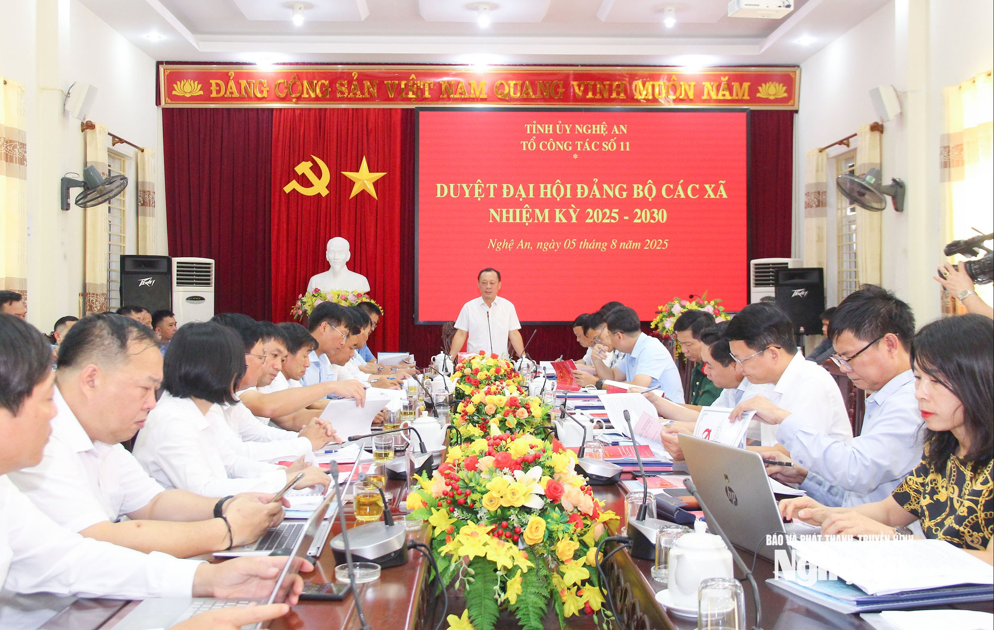 Đồng chí Phan Đức Đồng chủ trì duyệt đại hội Đảng bộ 4 xã: Nhôn Mai, Hữu Khuông, Yên Na, Lượng Minh