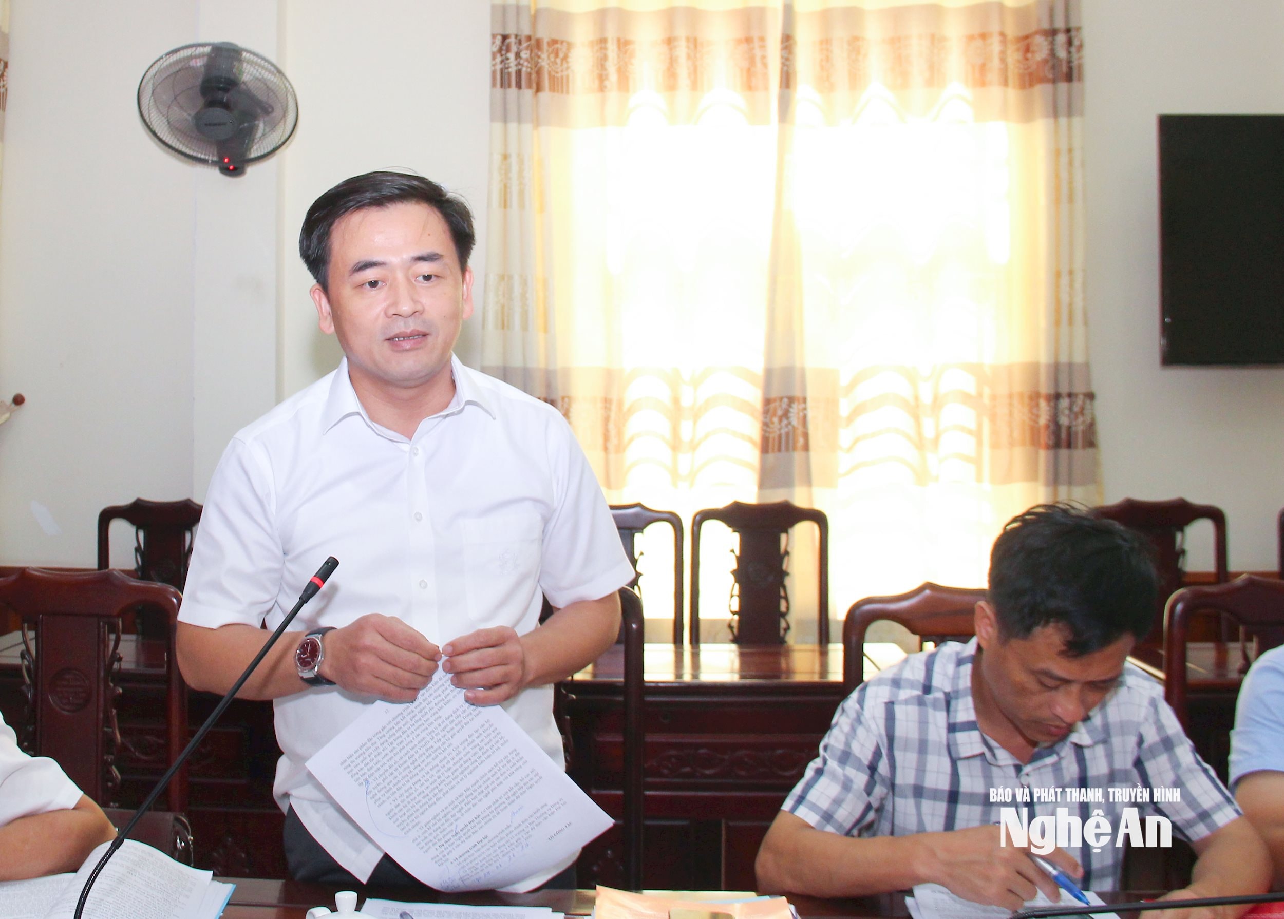 Đồng chí Hồ Sỹ Nguyệt - Phó trưởng ban Tổ chức Tỉnh uỷ tham gia góp ý tại cuộc họp. Ảnh- Mai Hoa