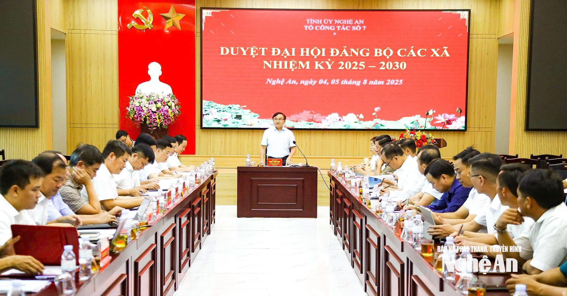 Đồng chí Ngọc Kim Nam - Ủy viên Ban Thường vụ, Trưởng ban Tuyên giáo và Dân vận Tỉnh ủy, Tổ trưởng Tổ công tác số 7 chủ trì duyệt Đại hội các xã: Tiên Đồng, Huồi Tụ, Na Ngoi lần thứ I, nhiệm kỳ 2025 - 2030. Ảnh: TL