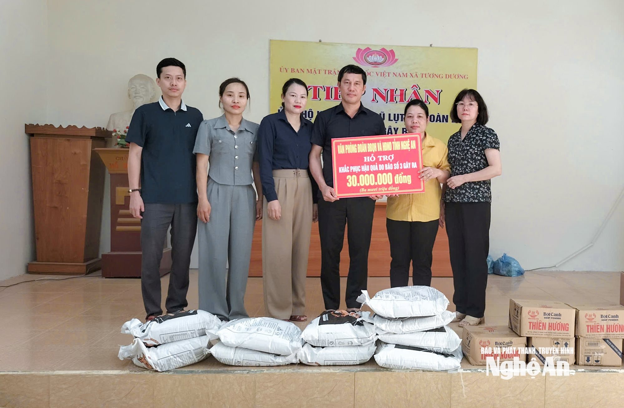 Đoàn công tác Văn phòng Đoàn Đại biểu Quốc hội và HĐND tỉnh Nghệ An trao hỗ trợ cho 30 hộ dân bị thiệt hại nặng do đợt mưa lũ vừa qua. Ảnh: Đình Tuân