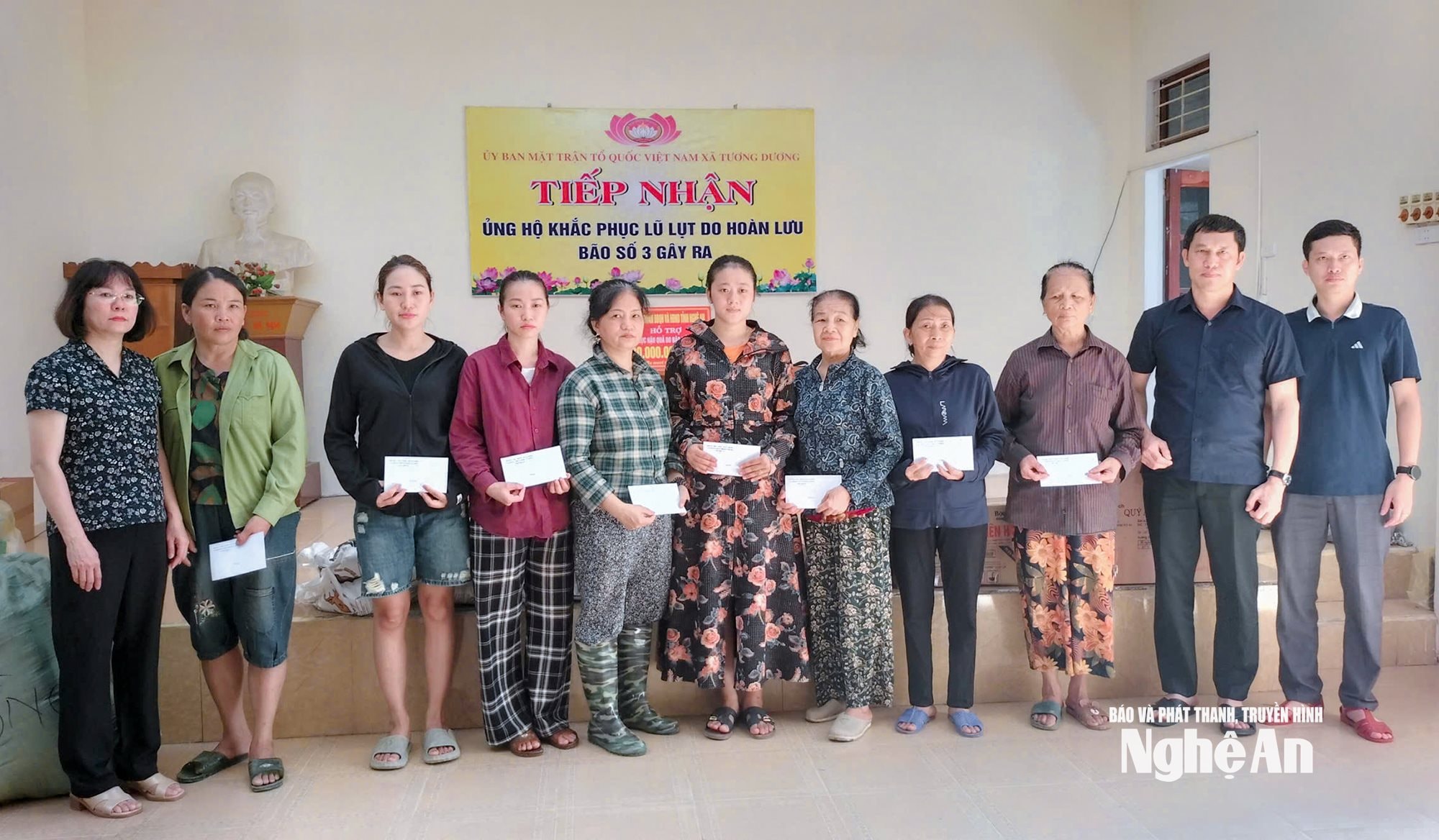 Đồng chí Bùi Duy Sơn - Chánh Văn phòng Đoàn ĐBQH và HĐND tỉnh và đồng chí Quế Thị Trâm Ngọc - Phó Trưởng ban Dân tộc trao quà cho người dân bị thiệt hại nặng do mưa lũ. Ảnh: Đình Tuân