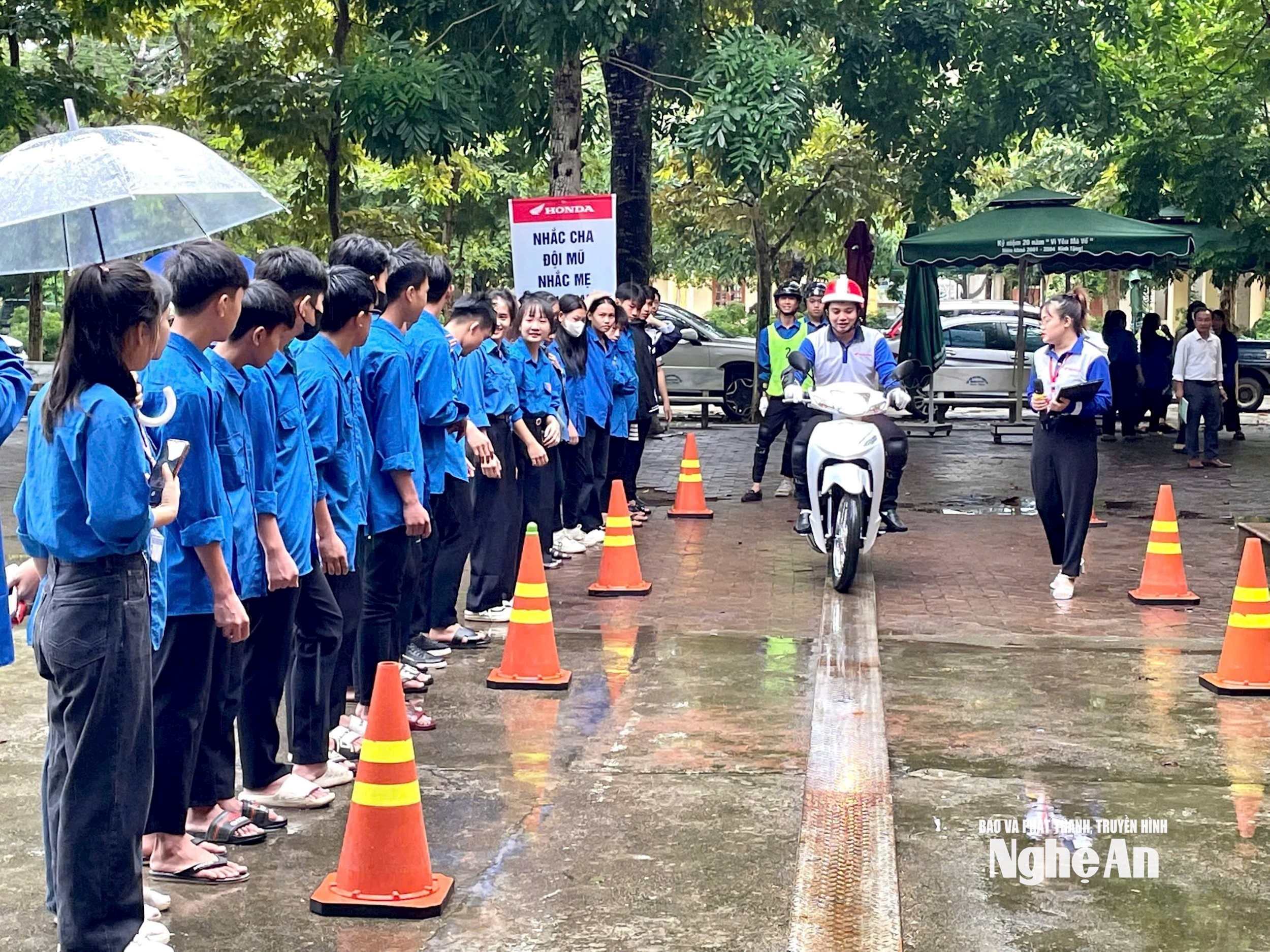 Ban ATGT tỉnh phối hợp các đơn vị liên quan tổ chức tuyên truyền, hướng dẫn các em học sinh lái xe an toàn. Ảnh Đ.C