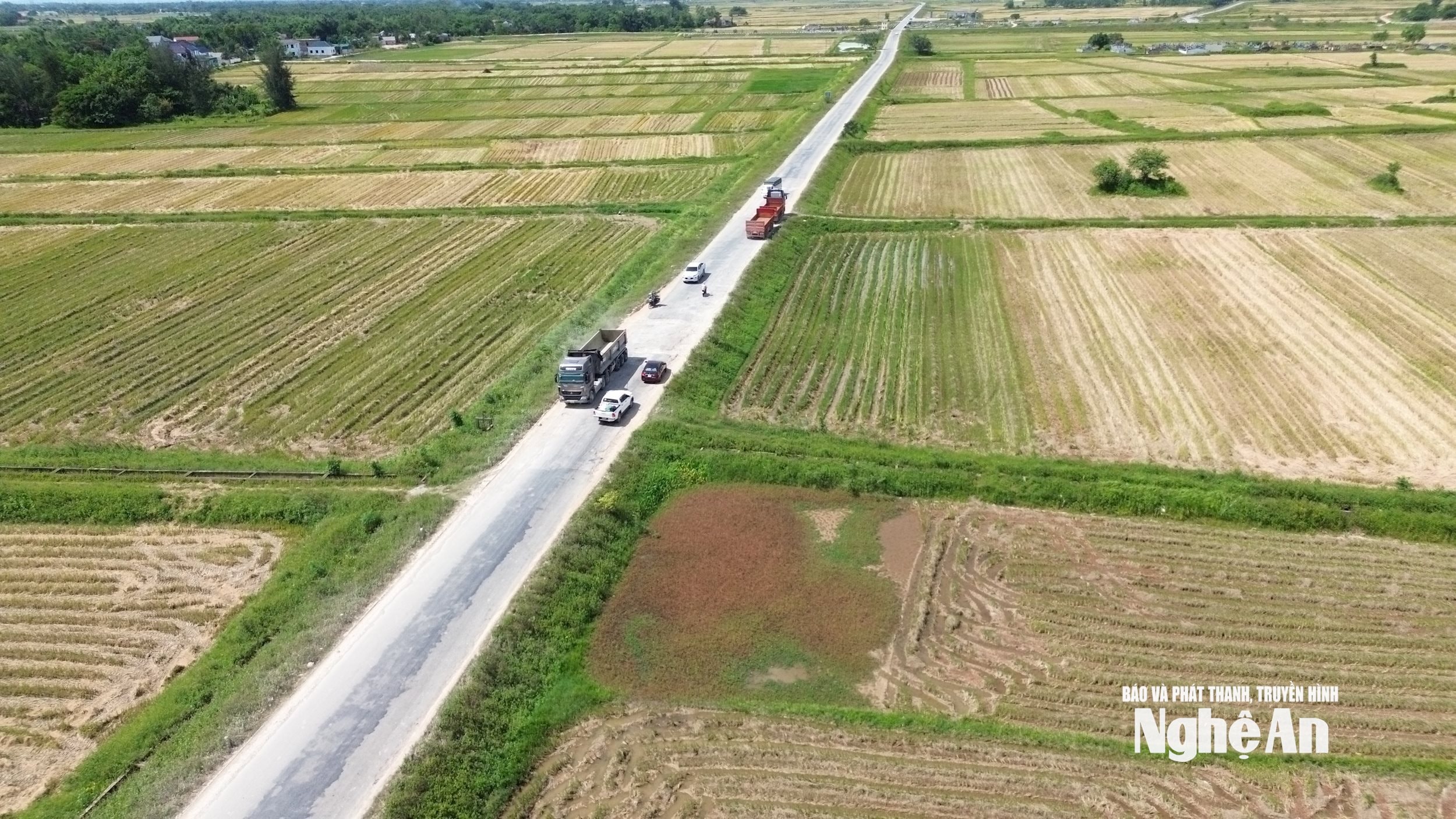 Các phương tiện chen chúc khi đi qua một điểm bị hư hỏng. Ảnh Tiến Đông