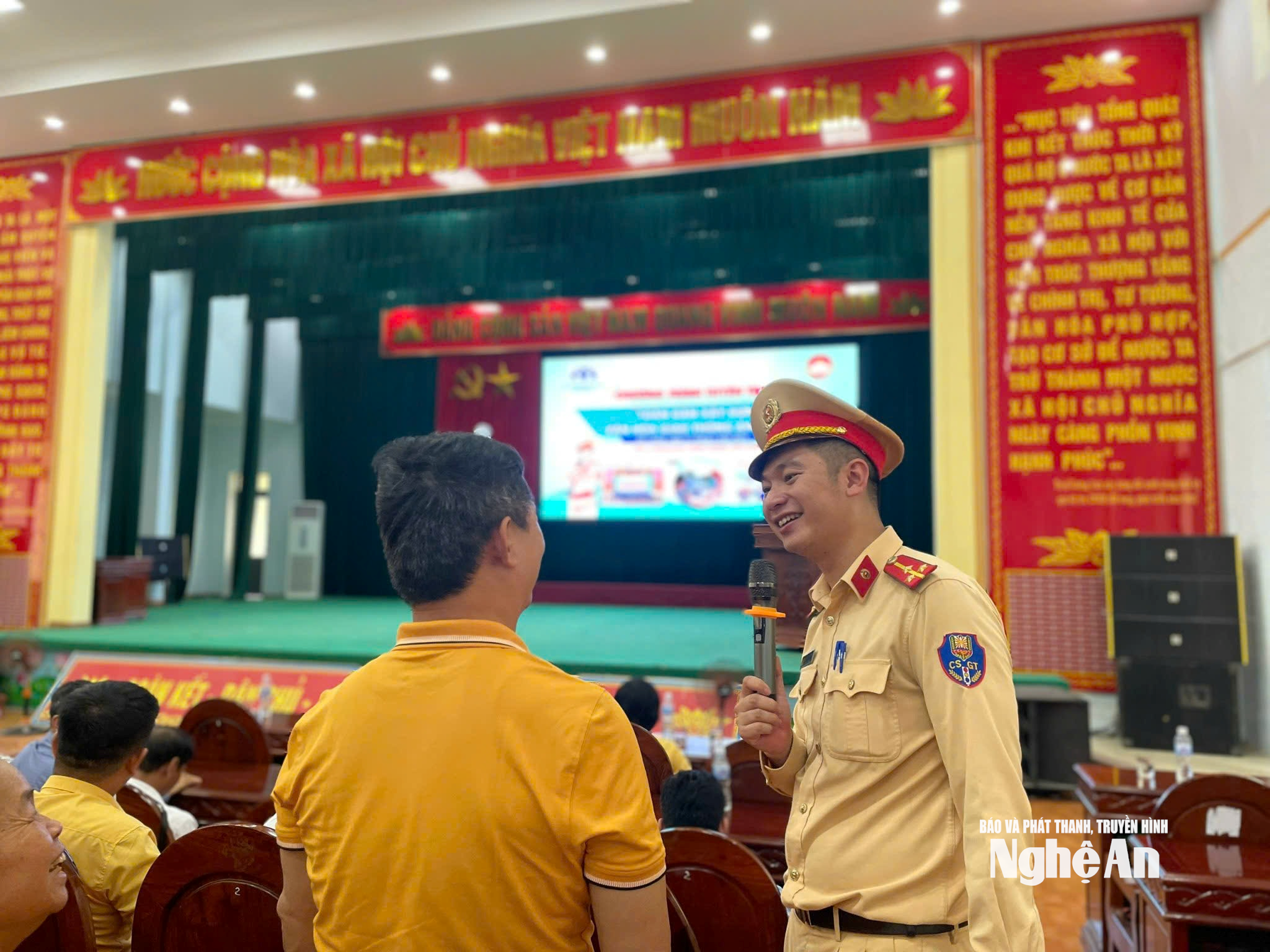 Cán bộ Phòng CSGT Công an tỉnh tuyên truyền Luật Giao thông cho người dân. Ảnh Đ