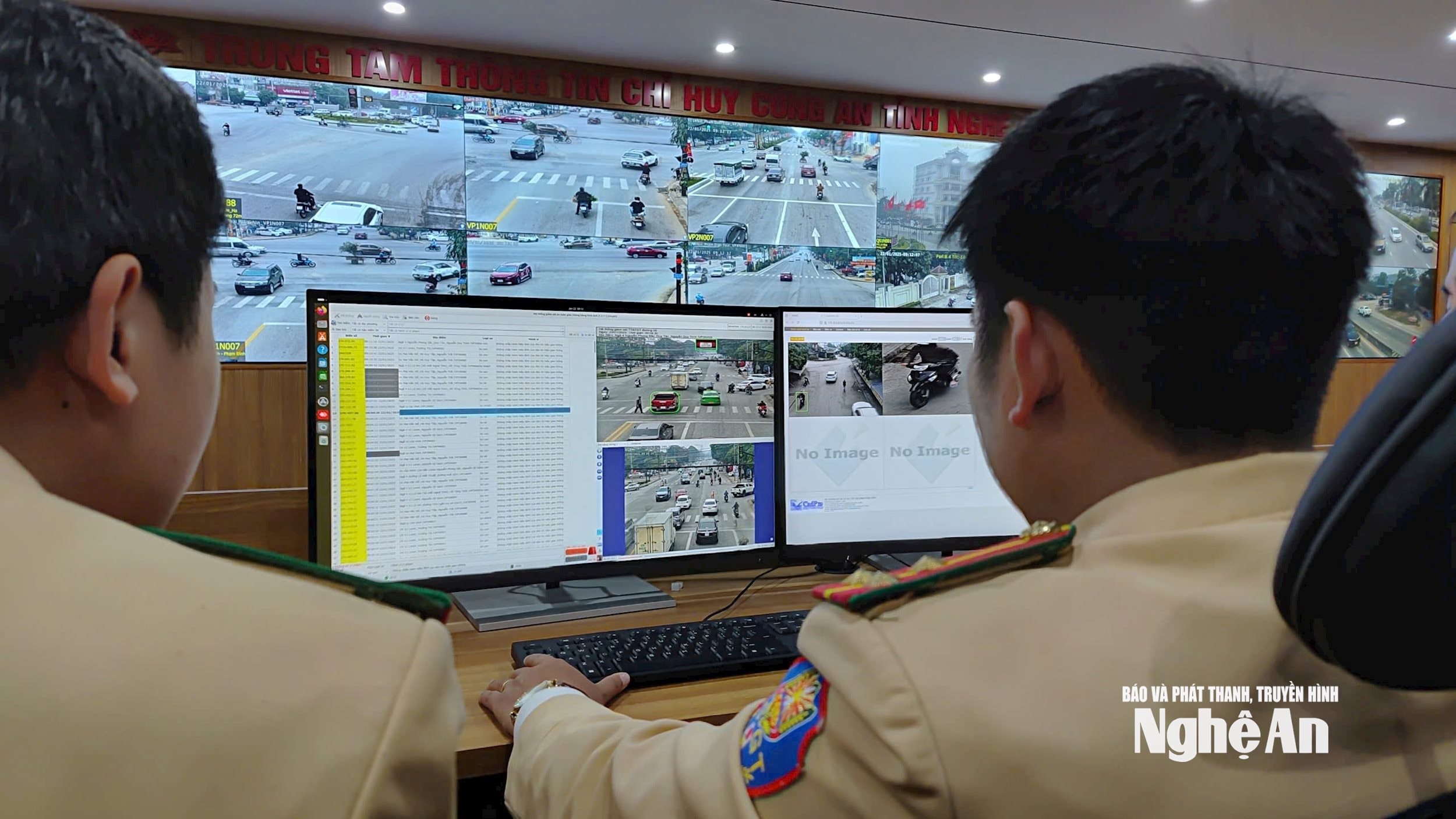 Cán bộ tại trung tâm chỉ huy rà soát các phương tiện vi phạm được báo về từ hệ thống camera. Ảnh ĐC