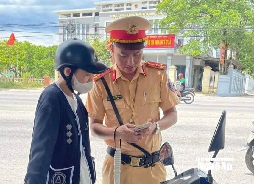 Cảnh sát giao thông Nghệ An kiểm tra giấy tờ xe trên VNeID. Ảnh tư liệu