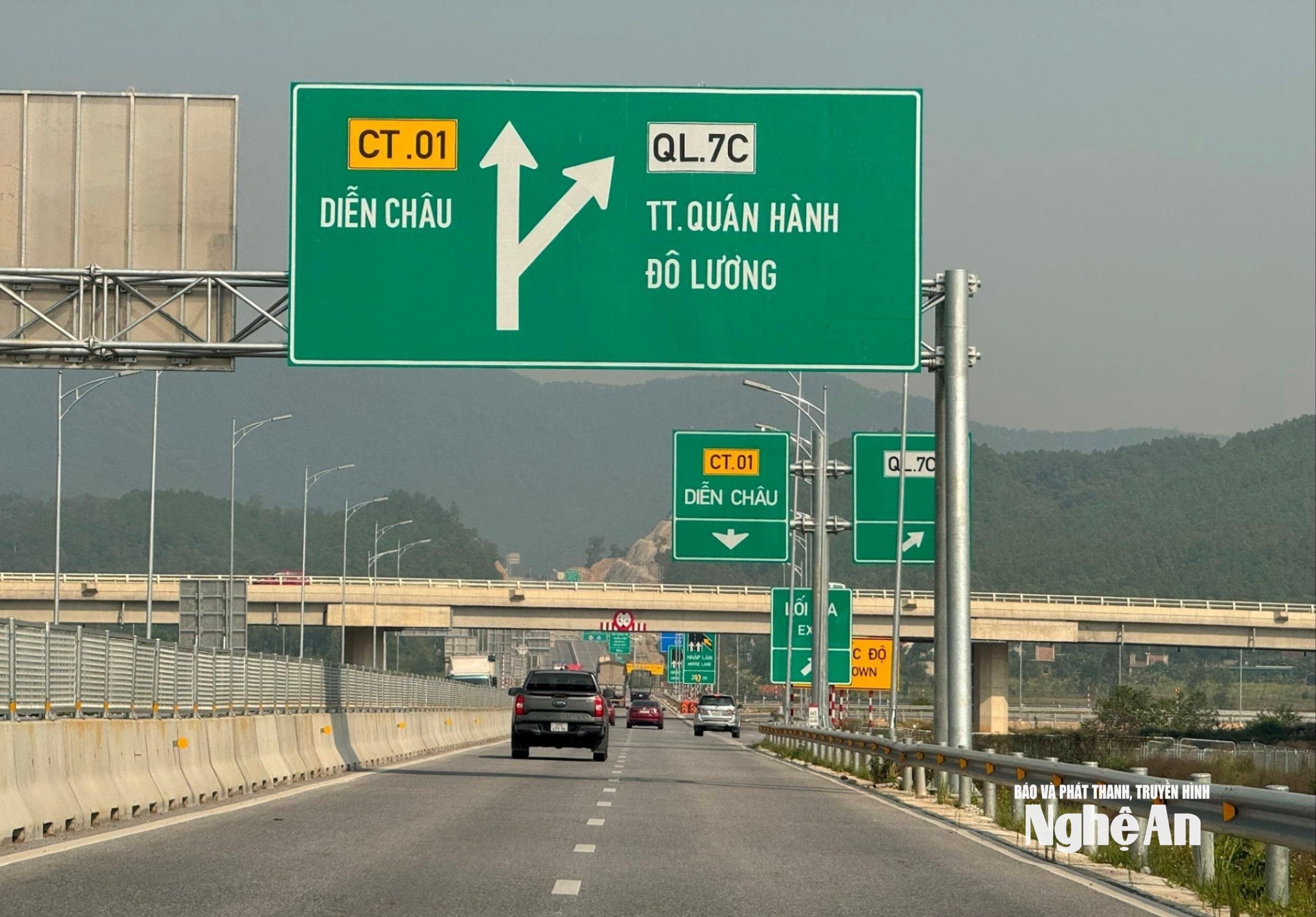 Cao tốc Bắc - Nam đoạn Diễn Châu - Bãi Vọt giao với cầu vượt Quốc lộ 7C qua địa bàn xã Thần Lĩnh. Ảnh tư liệu Nguyễn Hải