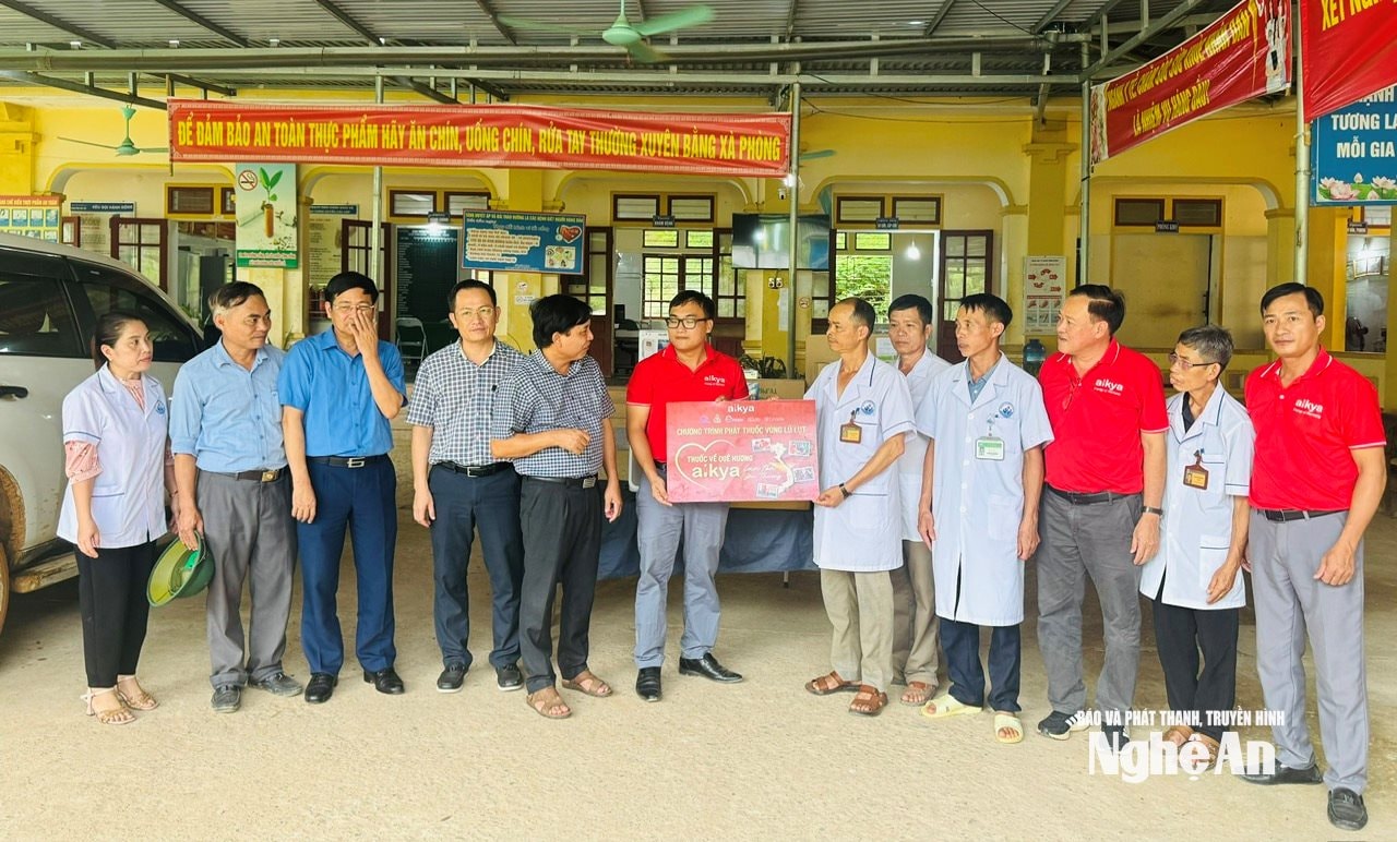 Đoàn tặng quà tài trạm y tế xã Nhôn Mai