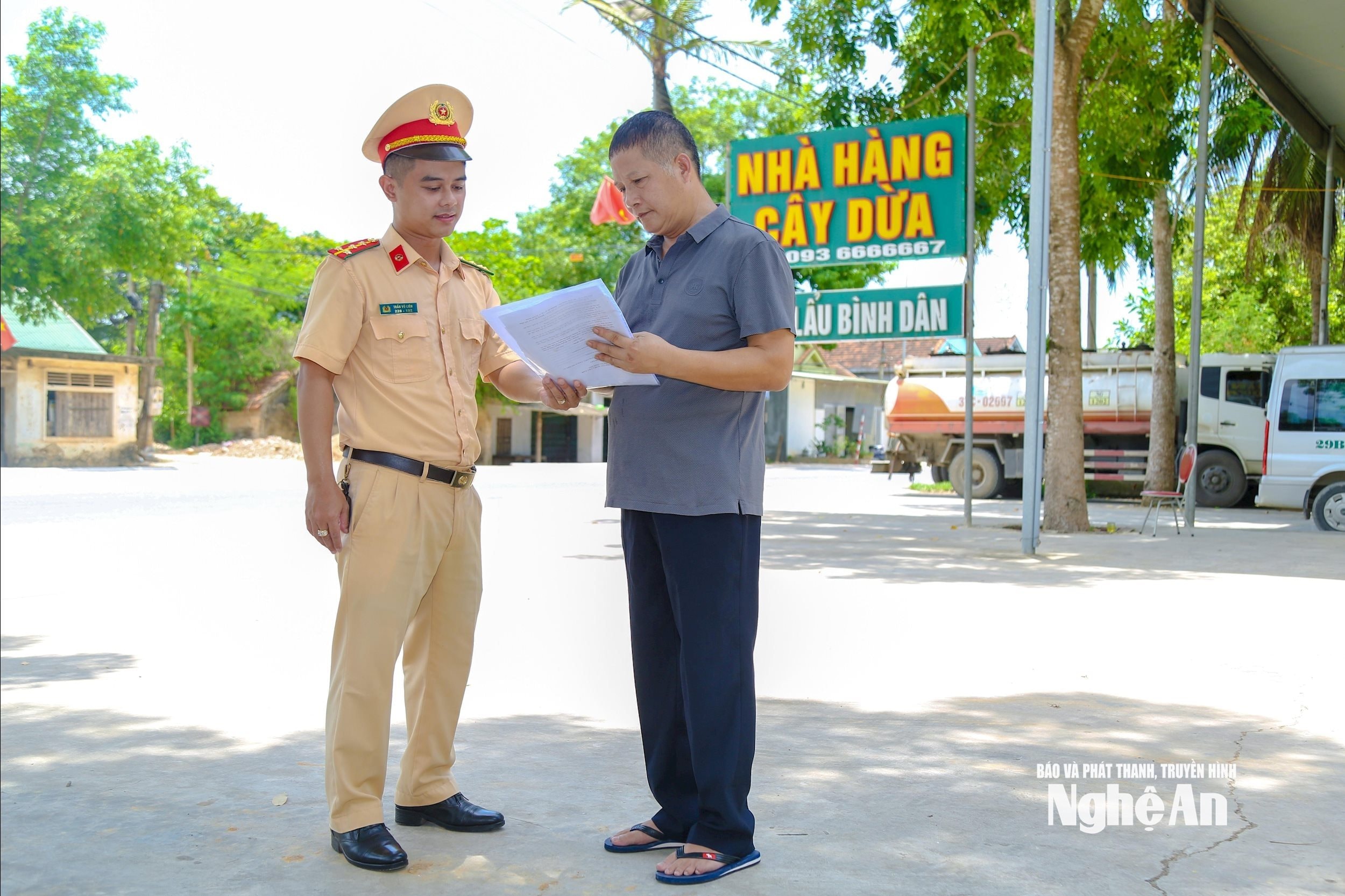 Đội Cảnh sát giao thông đường bộ số 1 tuyên truyền cho chủ nhà hàng. Ảnh tư liệu Đình Tuyên