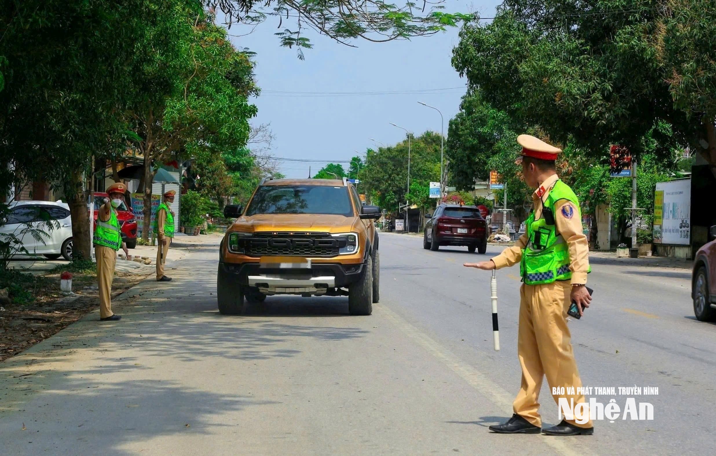 Đội CSGT đường bộ số 5, Phòng CSGT Công an tỉnh lập chốt kiểm tra trên Quốc lộ 46. Ảnh Đình Tuyên