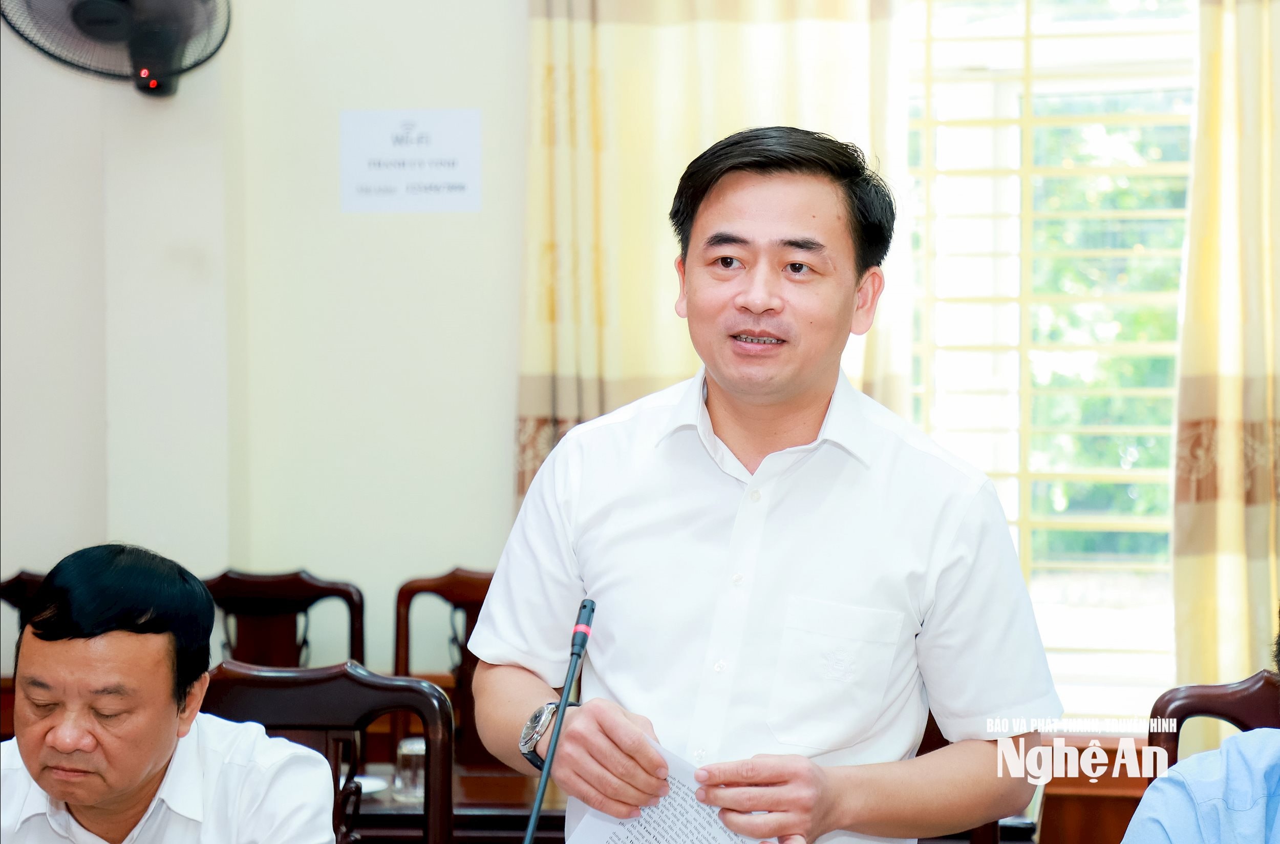 Đồng chí Hồ Sỹ Nguyệt - Phó Trưởng ban Tổ chức Tỉnh ủy phát biểu góp ý văn kiện đại hội đảng bộ các xã. Ảnh: Thành Duy