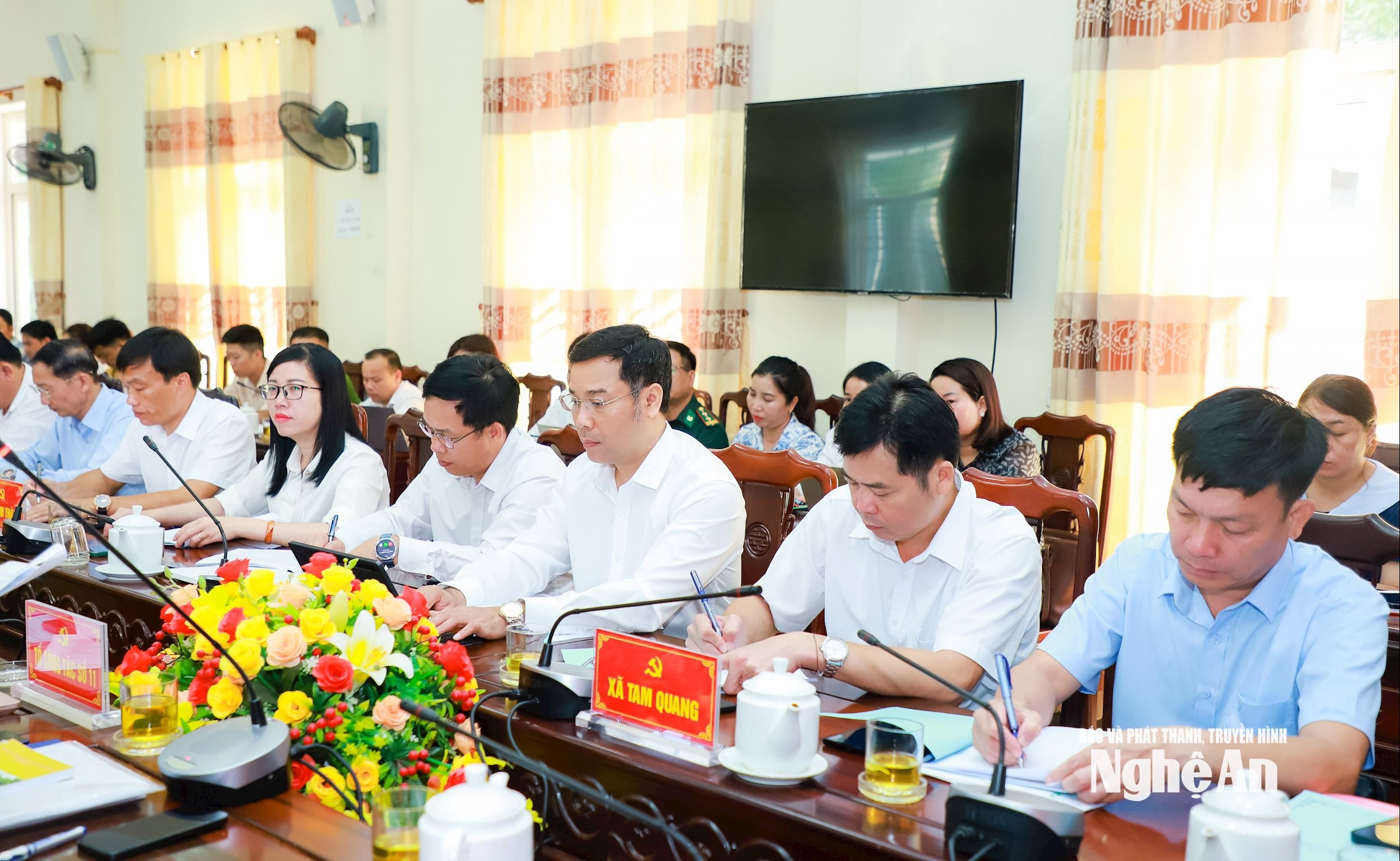 Lãnh đạo các xã tại cuộc làm việc. Ảnh: Thành Duy