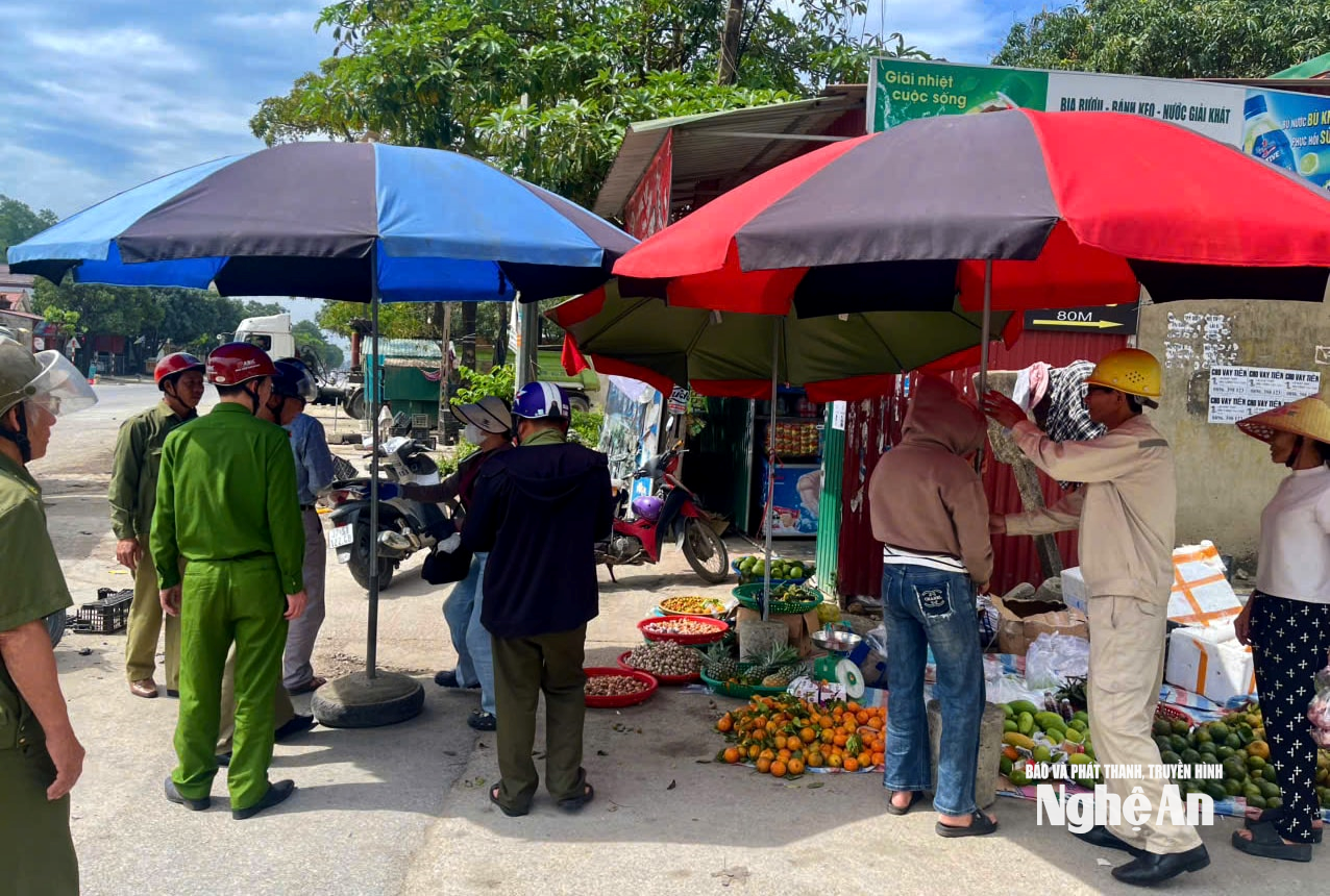 Lực lượng chức năng phường Cửa Lò ra quân giải tỏa hành lang an toàn giao thông. Ảnh Q
