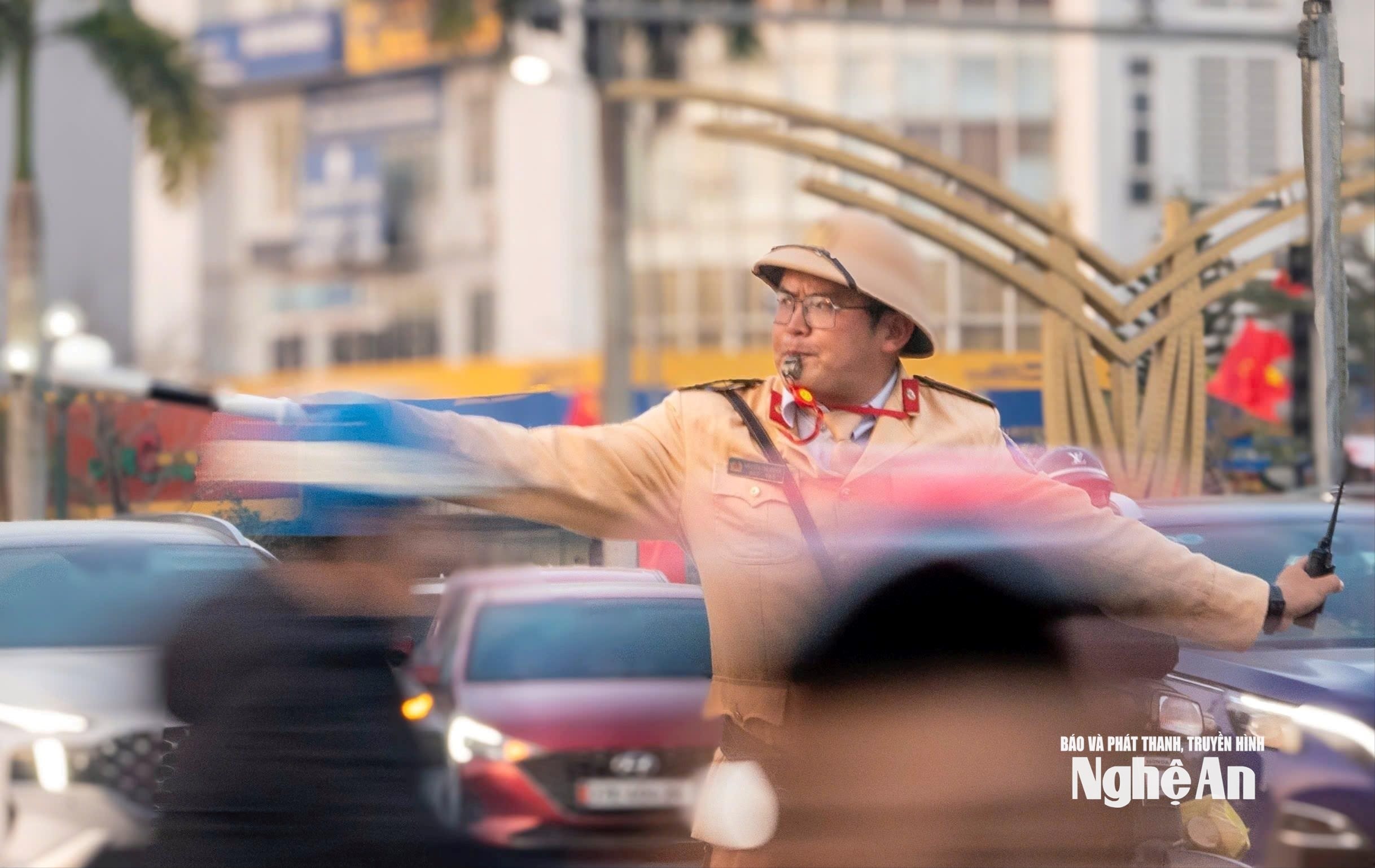 Lực lượng CSGT-TT tham gia điều tiết giao thông. Ảnh tư liệu: Nguyễn Đạo