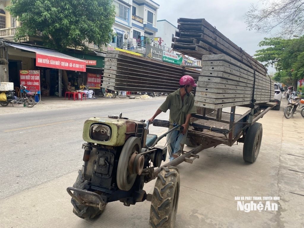 Một xe công nông tự chế nghênh ngang đi trái đường khi chở vật liệu tại xã Yên Thành, tiềm ẩn nguy cơ tai nạn. Ảnh Văn Trường