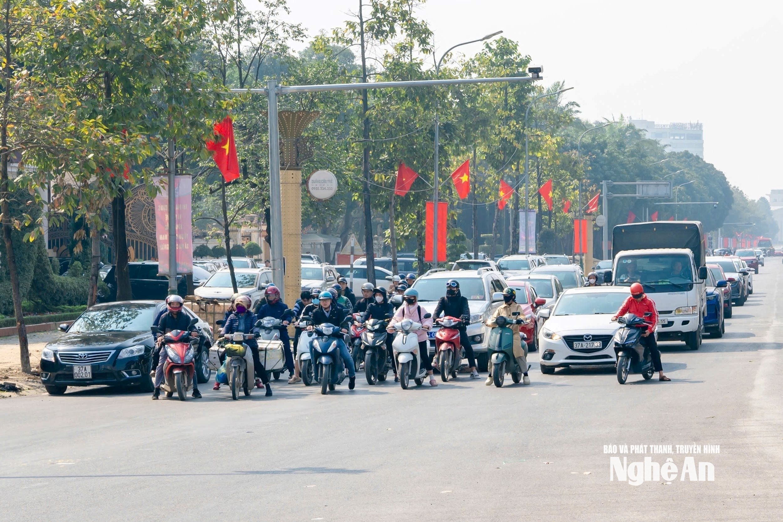 Người dân chấp hành dừng đèn đỏ tại bùng binh Hải Quan cũ. Ảnh N.Đ