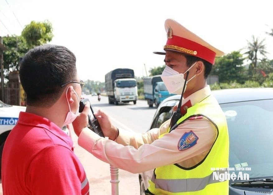 Người dân chấp hành kiểm tra nồng độ cồn trên tuyến Quốc lộ 1A. Ảnh ĐC