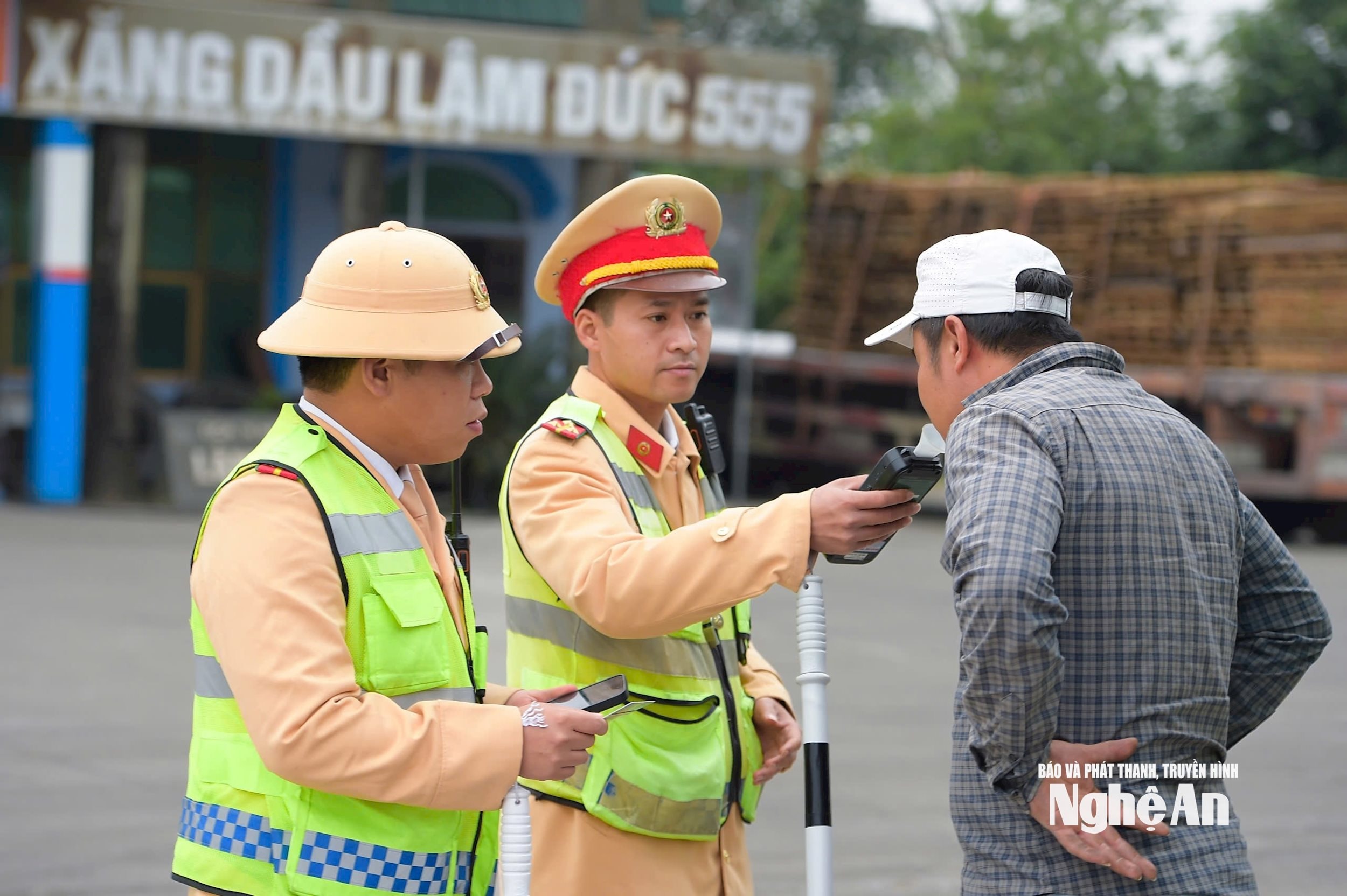 Tổ công tác Trạm CSGT Diễn Châu, thuộc Phòng CSGT Công an tỉnh kiểm tra nồng độ cồn trên tuyến Quốc lộ 1A. Ảnh Nguyễn Đạo