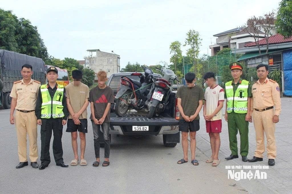 Tổ CSGT địa bàn Vinh phát hiện, xử lý các trường hợp thanh thiếu niên vi phạm. Ảnh CANA