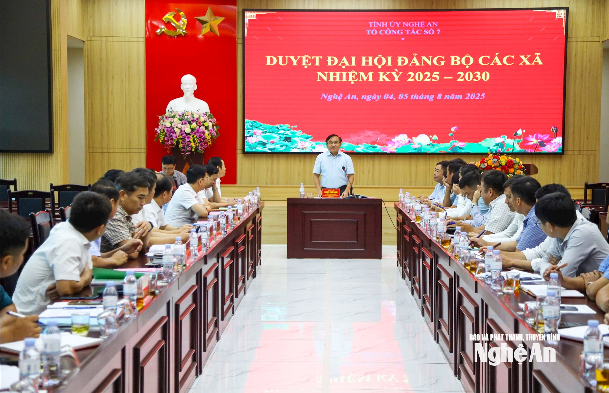 Toàn cảnh