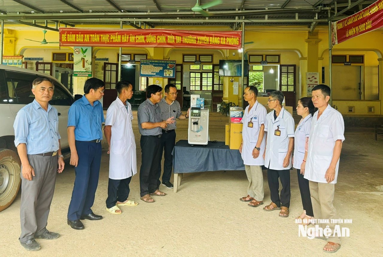 trao tặng thiết bị y tế