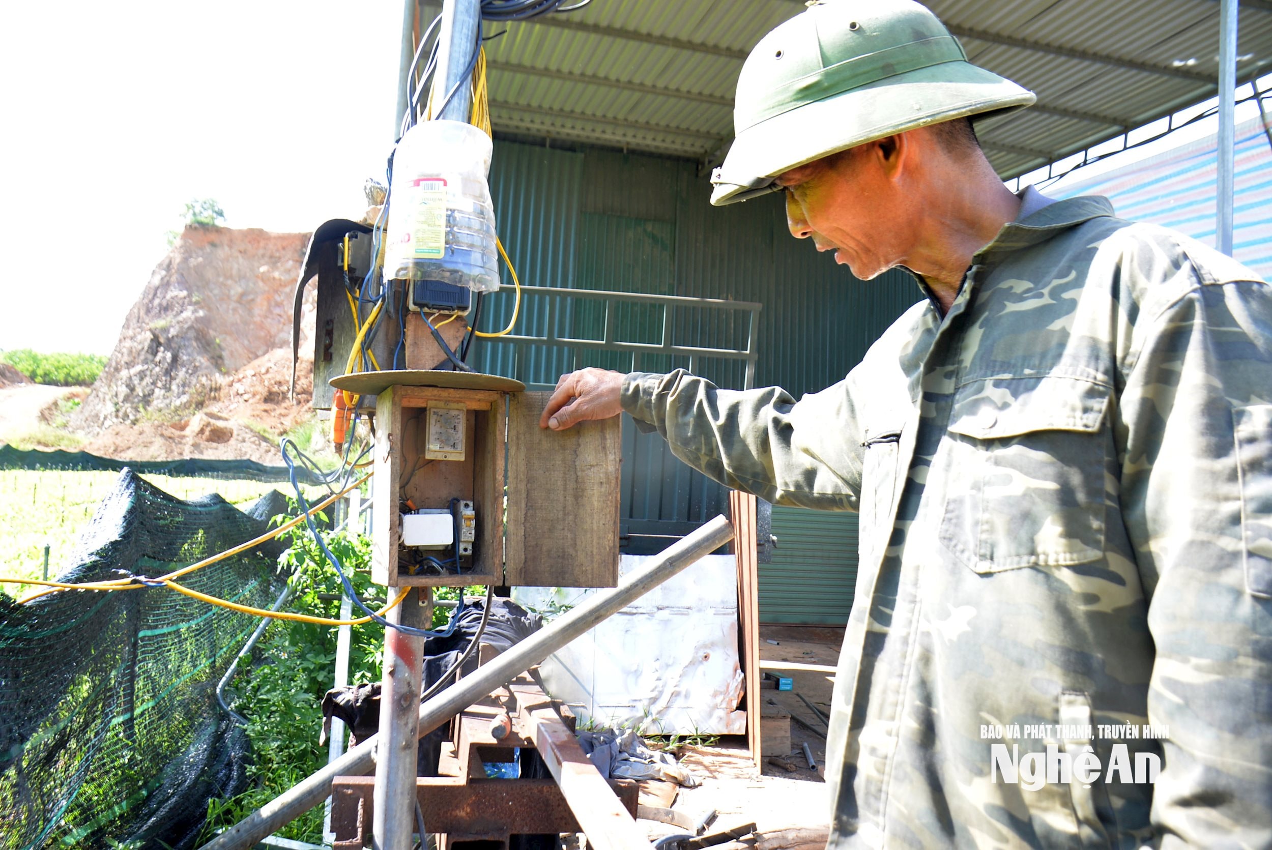 Theo ông Chinh, lắp đặt hệ thống tưới tự động, không cần trực tiếp đến tận vườn vận hành, mà chỉ cần cài đặt một lần, sau đó hệ thống tự động bật tưới theo ý của mình. Ảnh: Xuân Hoàng