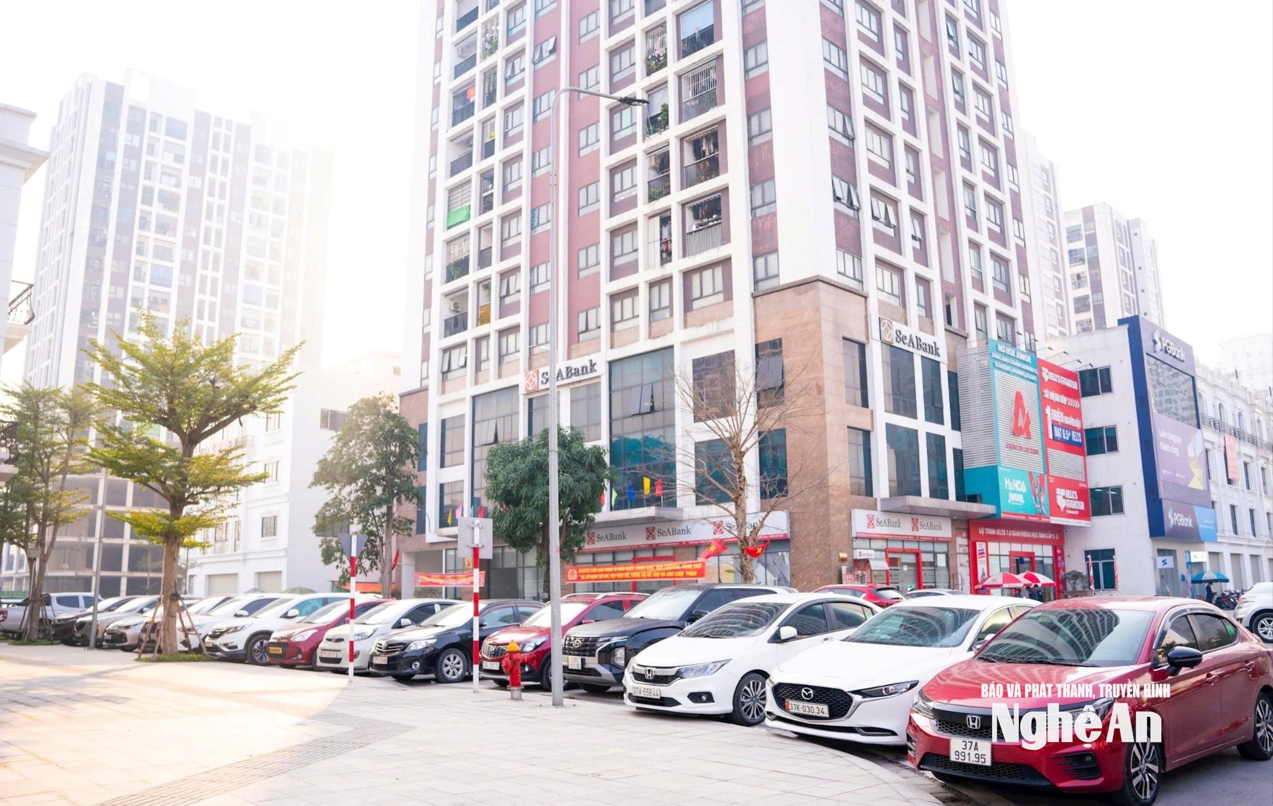 Việc dừng, đỗ xe ô tô đã có nhiều cải thiện, giúp vỉa hè thông thoáng và dễ di chuyển. Ảnh Nguyễn Đạo