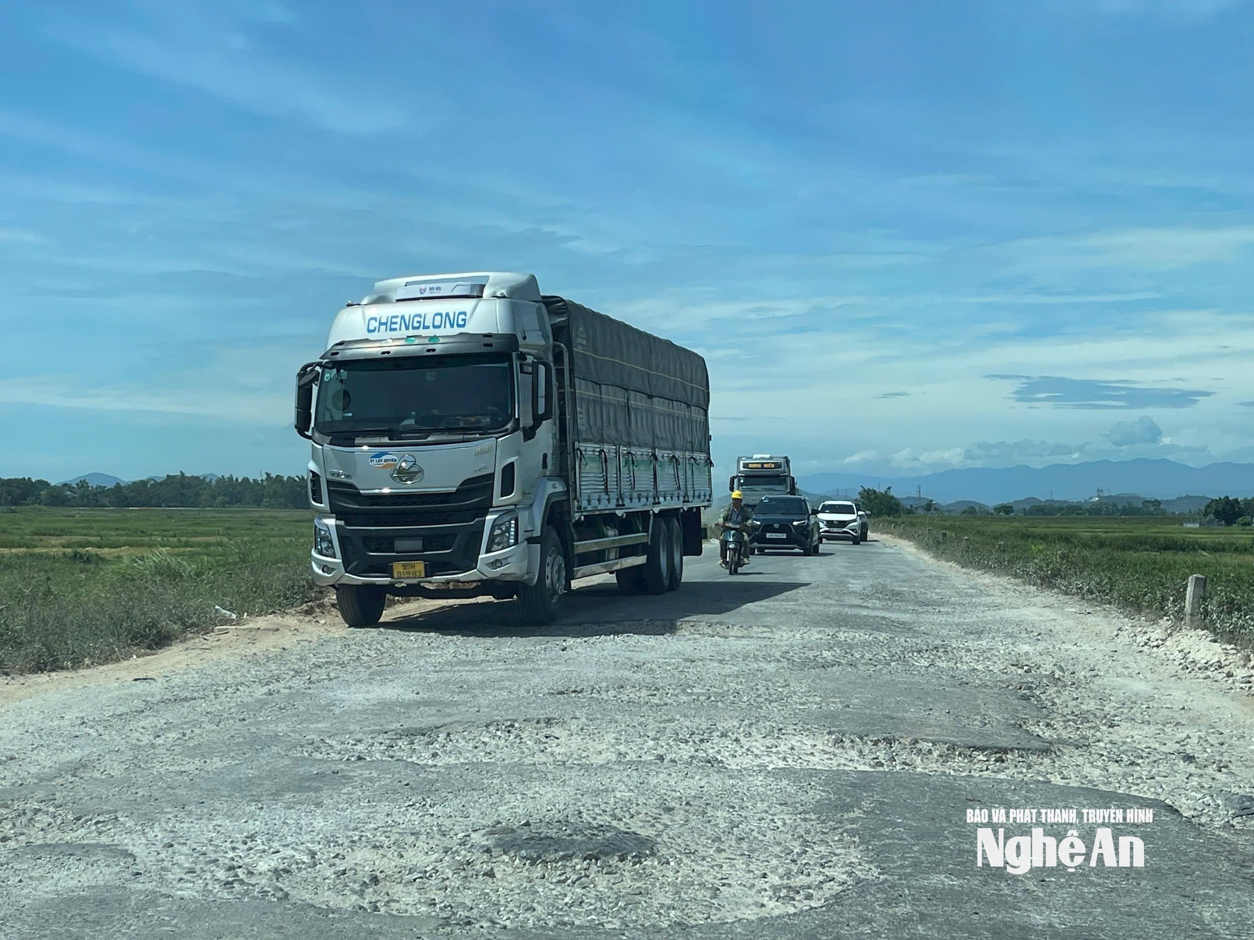 Xe tải nặng đi qua đoạn đường ĐH20 bị hư hỏng. Ảnh Tiến Đông