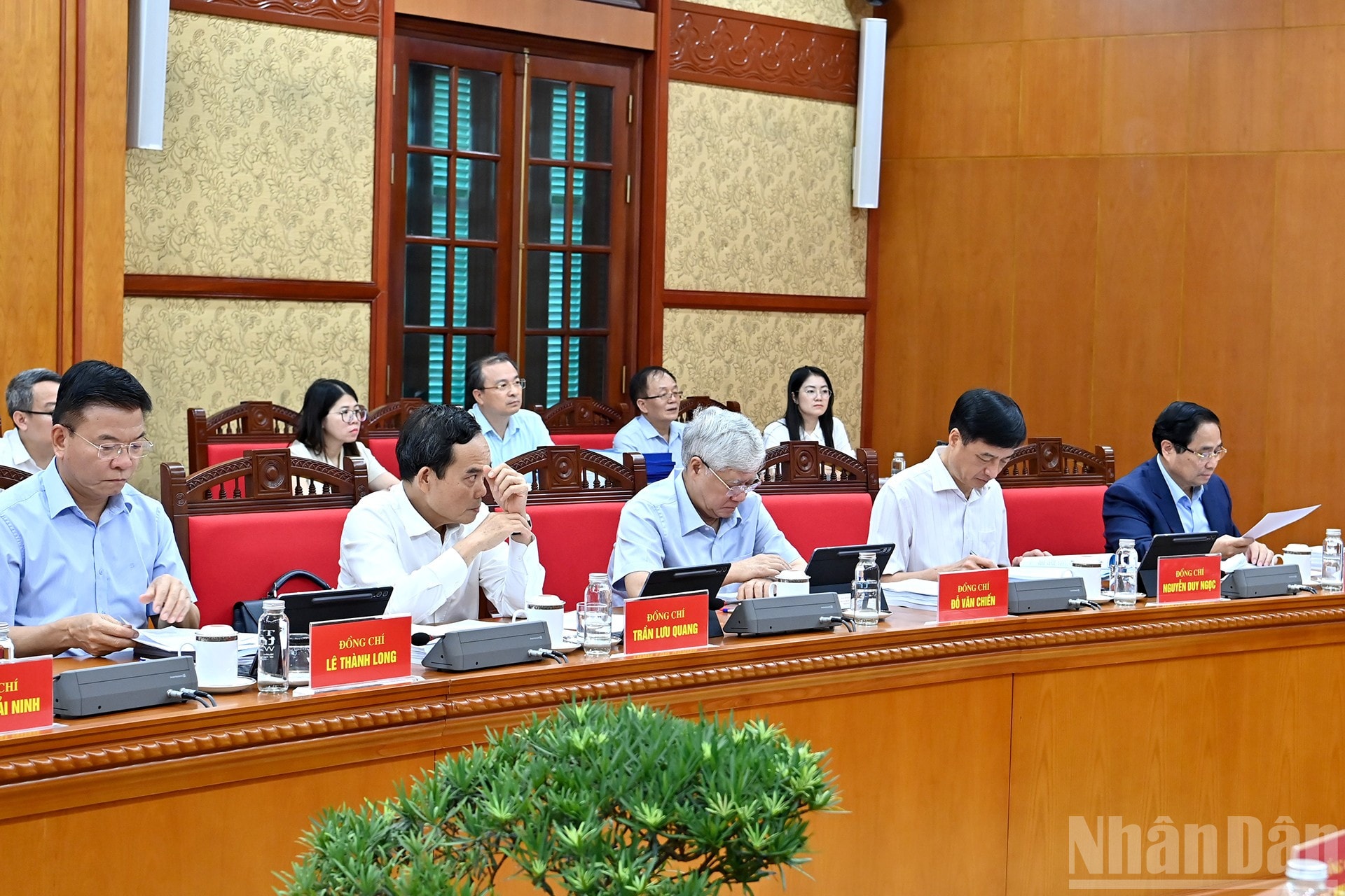 Thủ tướng Chính phủ Phạm Minh Chính và các đồng chí lãnh đạo Đảng, Nhà nước tham dự phiên họp. ndo_br_a7-bnd-8048.jpg