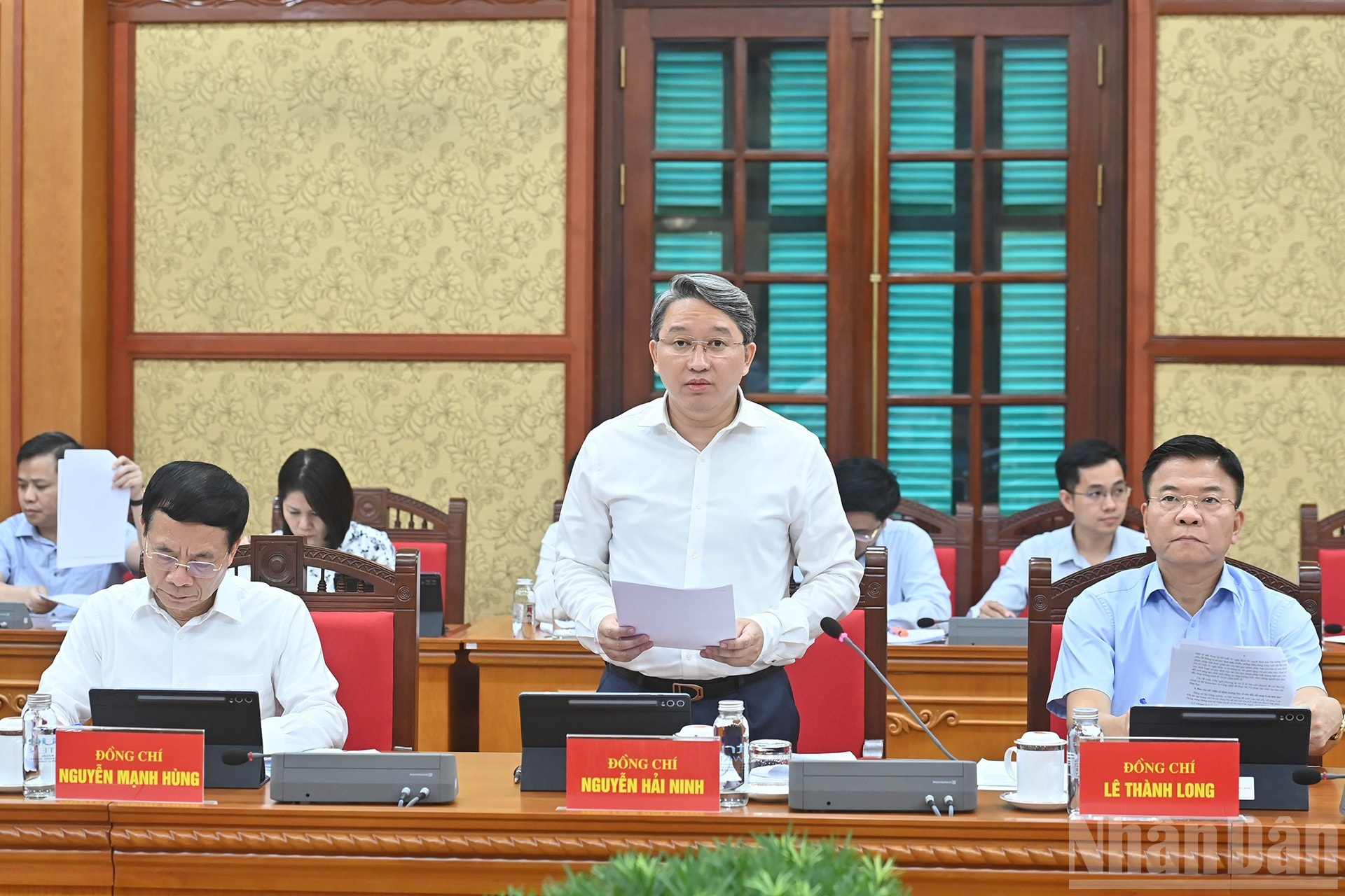 Bộ trưởng Tư pháp Nguyễn Hải Ninh, Ủy viên Thường trực Ban Chỉ đạo trình bày báo cáo tại phiên họp. ndo_br_a8-bnd-8154.jpg