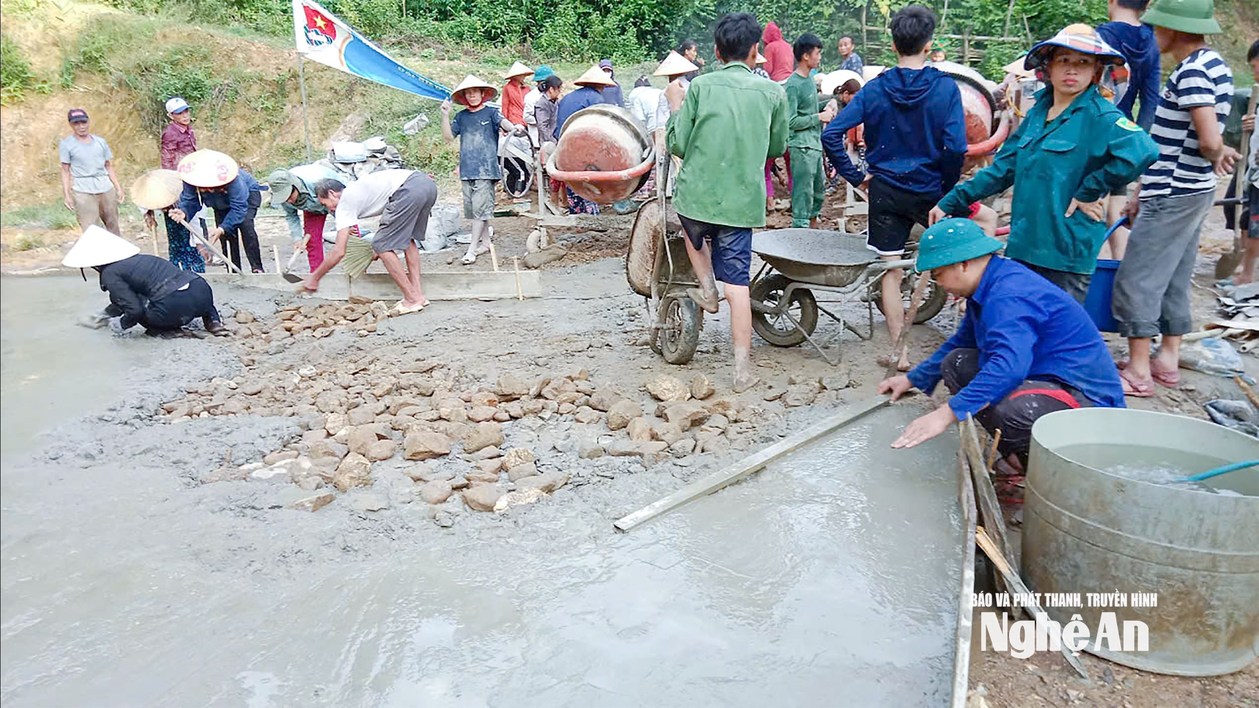 bản Cành Toong, xã Yên Na huy động sức dân xây dựng cơ sở hạ tầng dân sinh